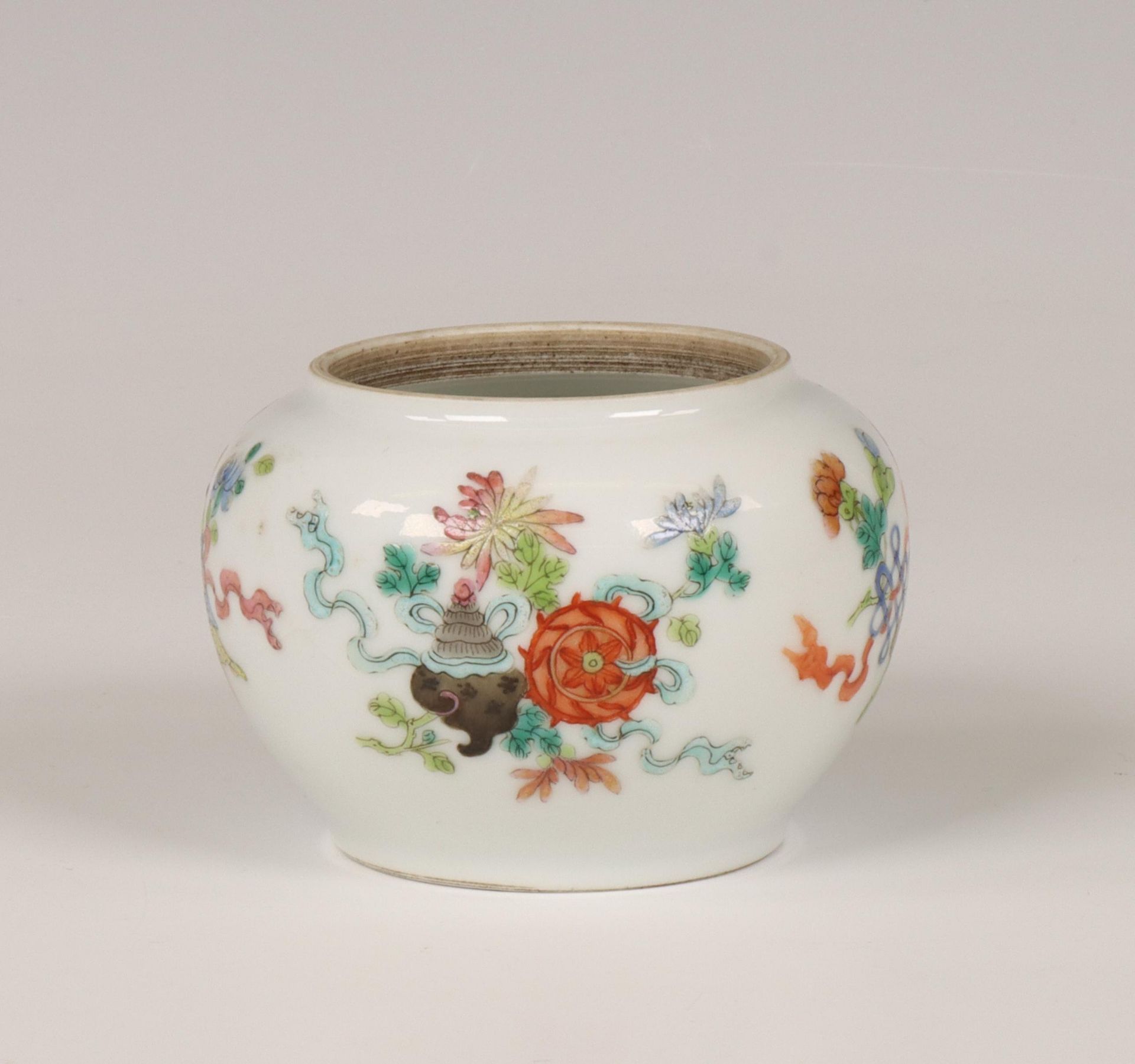 China, a famille rose porcelain 'Eight Buddhist Emblems' water pot, 19th/ 20th century, - Bild 3 aus 7