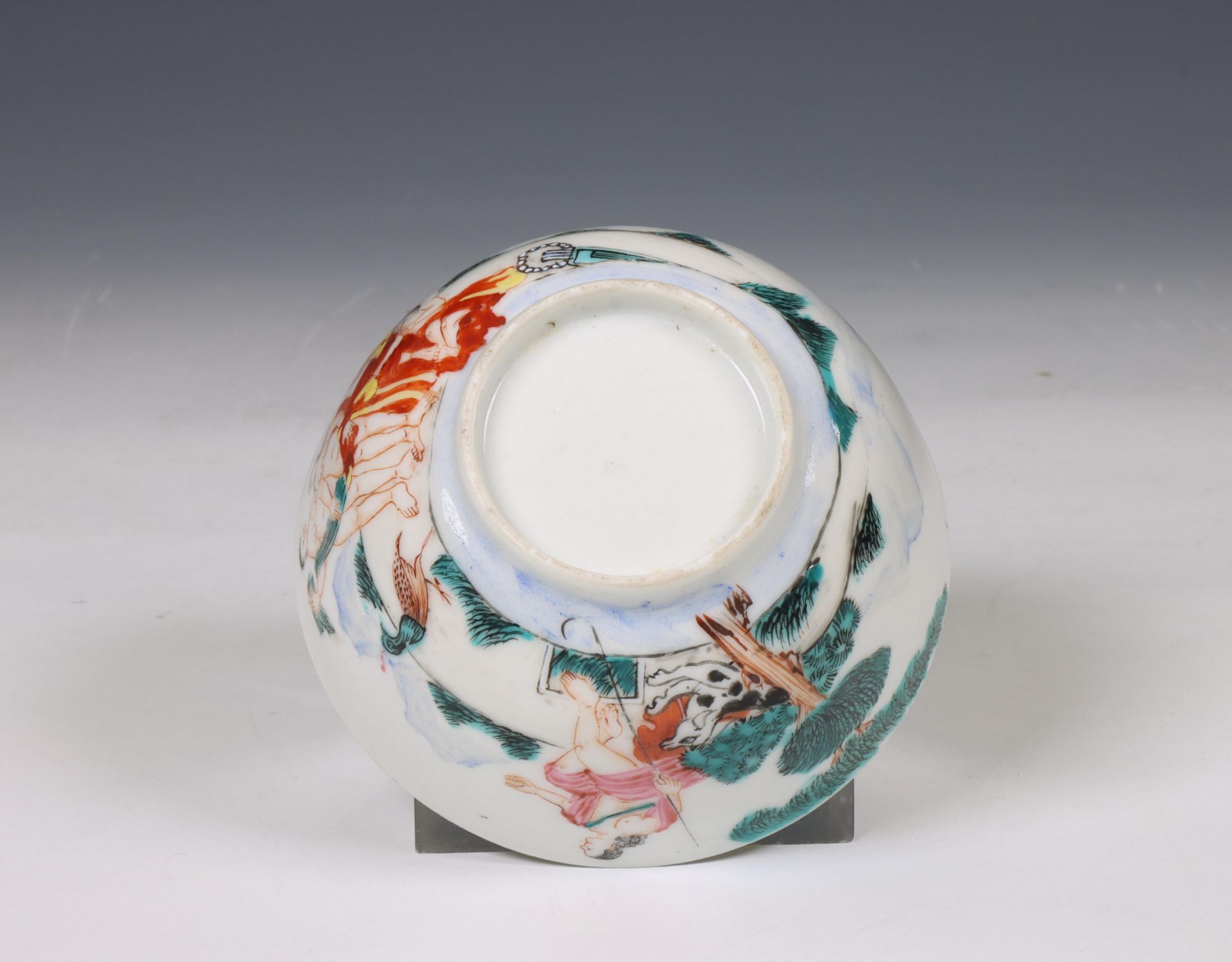 China, a small collection of Mandarin famille rose porcelain, 19th century, - Bild 6 aus 7