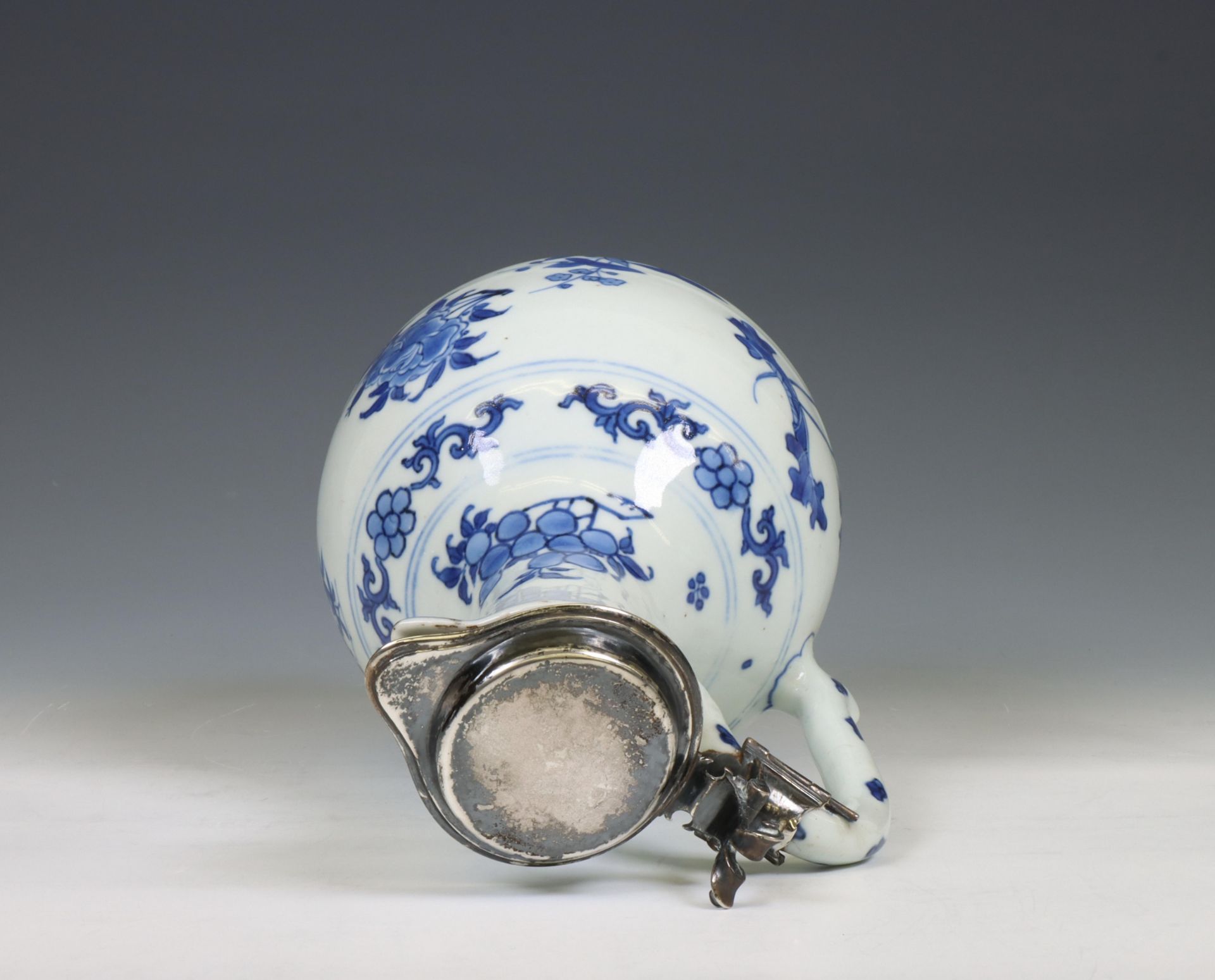 China, a Transitional silver-mounted blue and white porcelain ewer, mid 17th century, the silver lat - Bild 4 aus 6