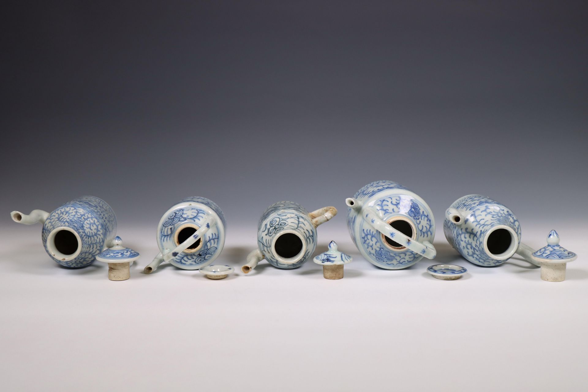 China, a collection of five blue and white porcelain teapots and milk-jugs and covers, 20th century, - Bild 3 aus 4