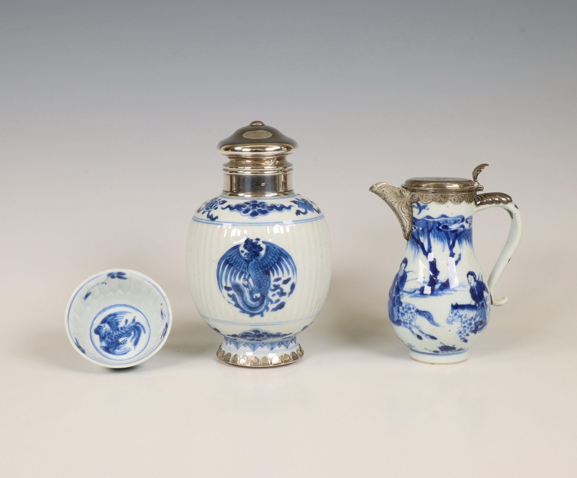 China, three blue and white porcelain objects, Kangxi period (1662-1722), the silver later, - Bild 3 aus 3