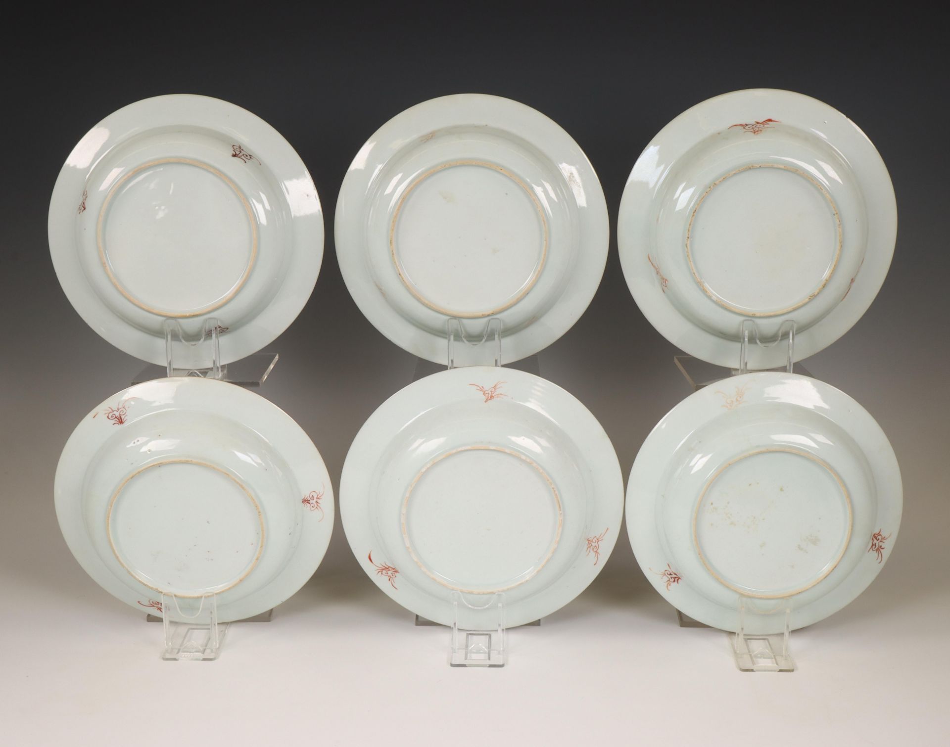 China, set of six famille rose porcelain deep plates, Qianlong period (1736-1795), - Bild 3 aus 3