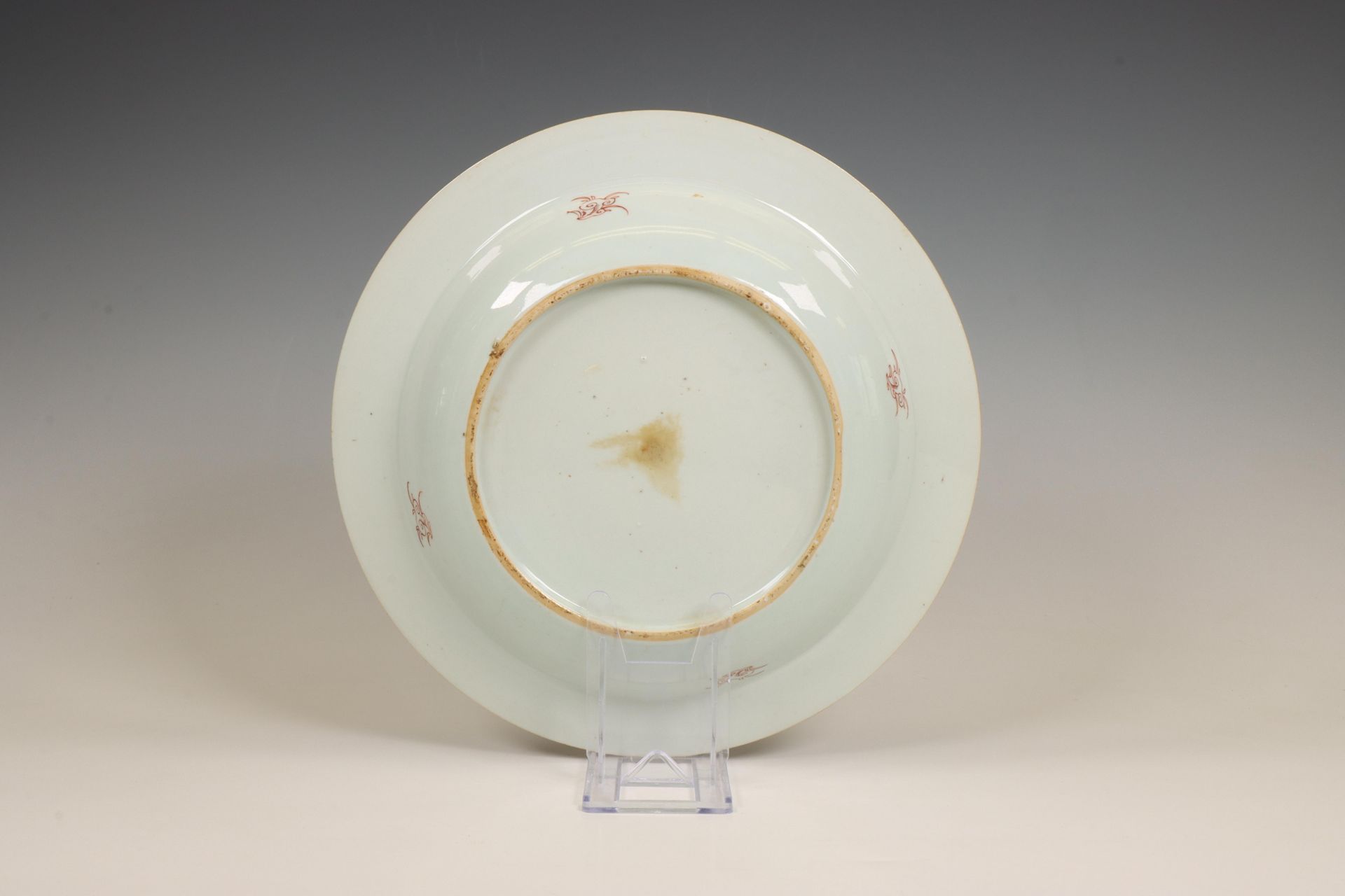 China, a famille rose porcelain deep plate, Qianlong period (1736-1795), - Image 2 of 2