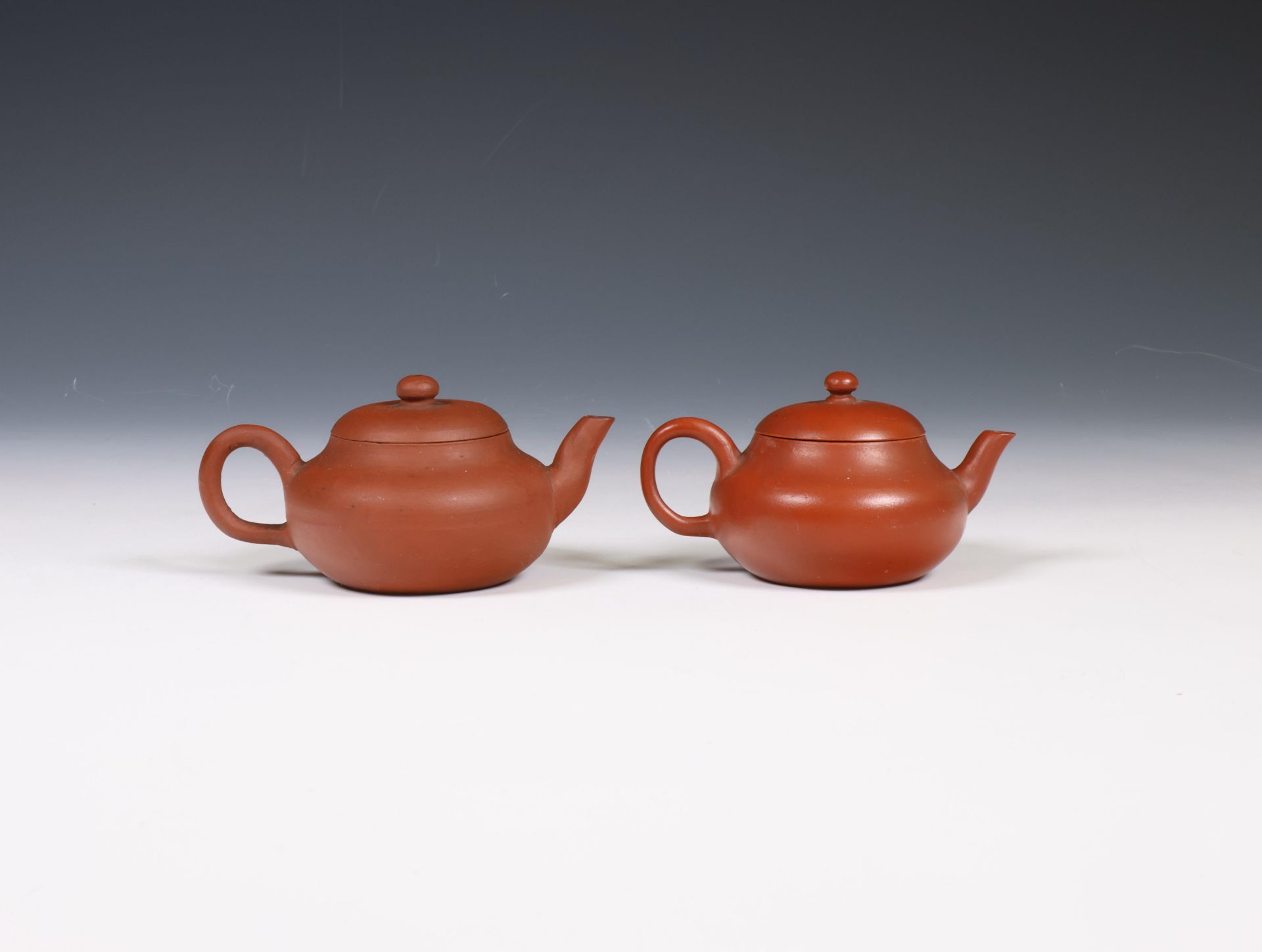China, two Yixing earthenware teapots and covers, - Bild 3 aus 9
