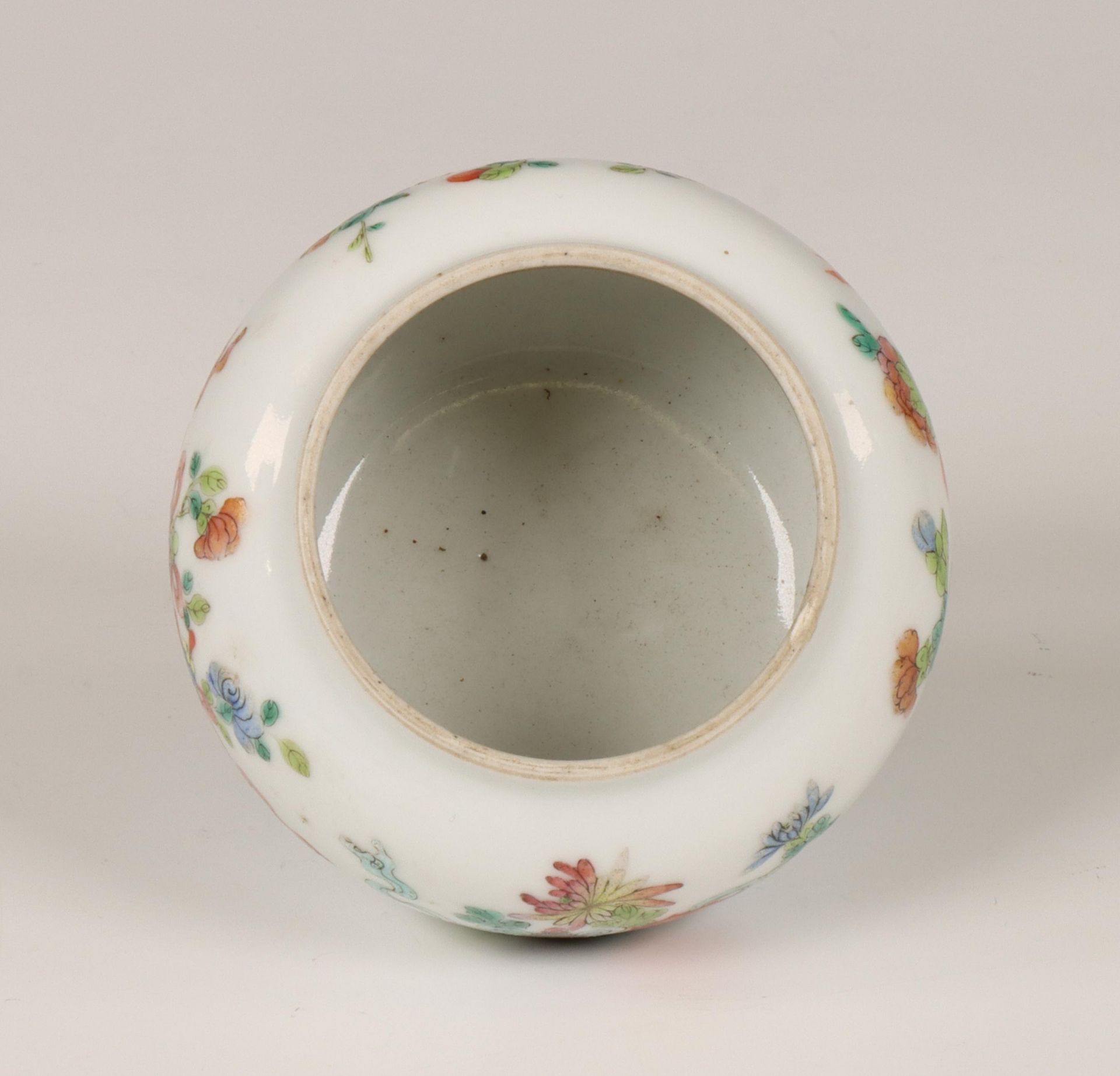 China, a famille rose porcelain 'Eight Buddhist Emblems' water pot, 19th/ 20th century, - Bild 4 aus 7