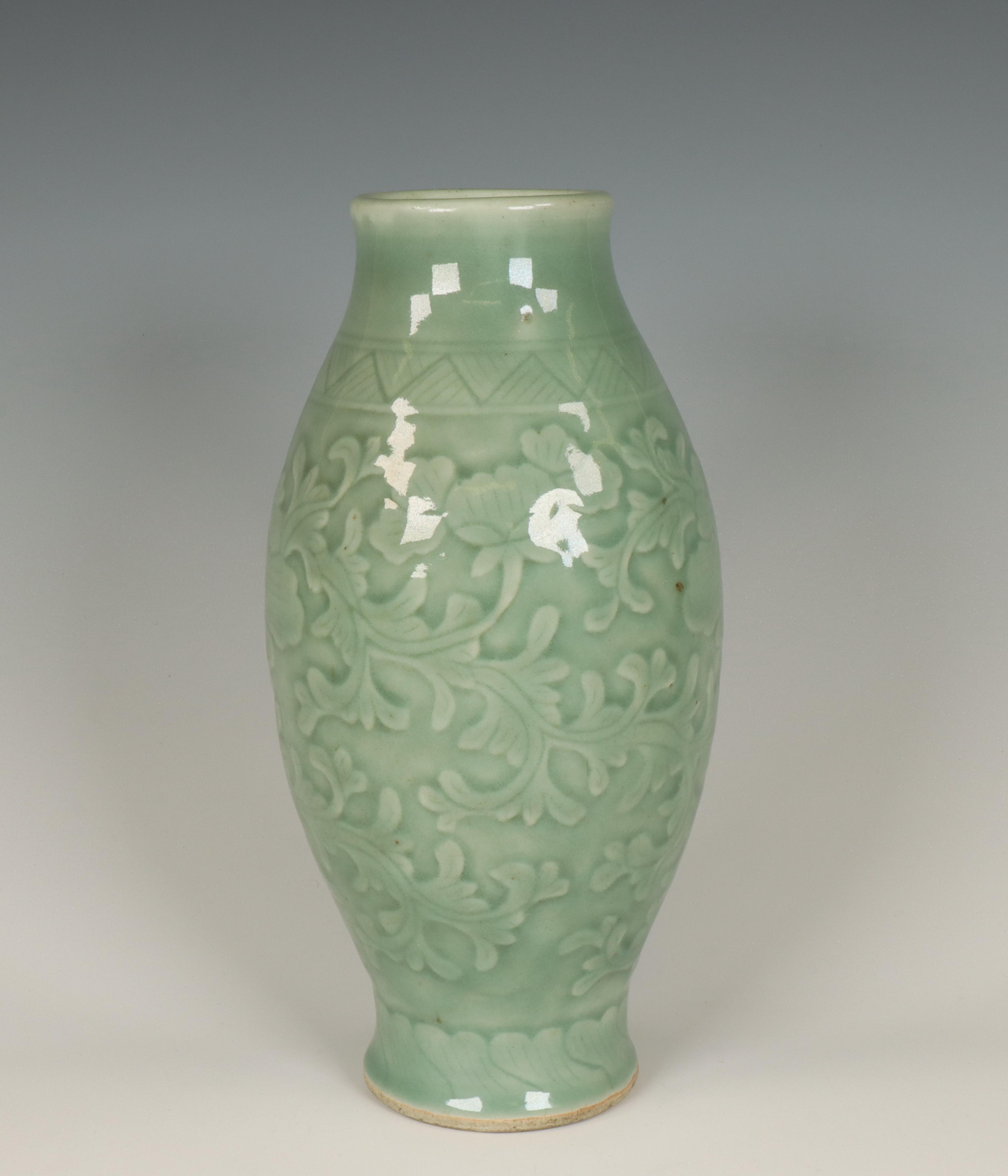 China, celadon-glazed vase, 20th century, - Bild 2 aus 5