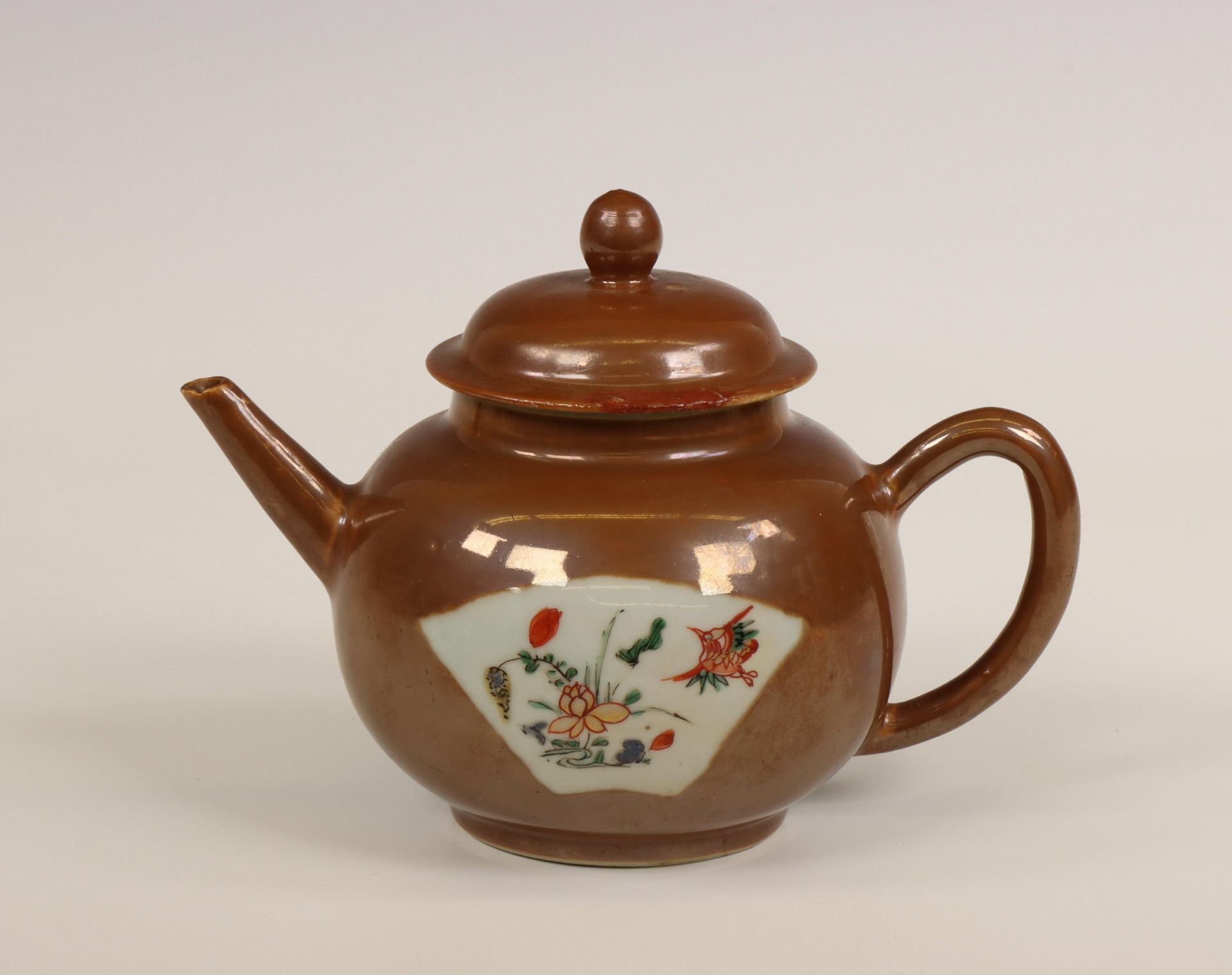 China, a famille verte café-au-lait-ground porcelain teapot and cover, 18th century, - Bild 3 aus 3