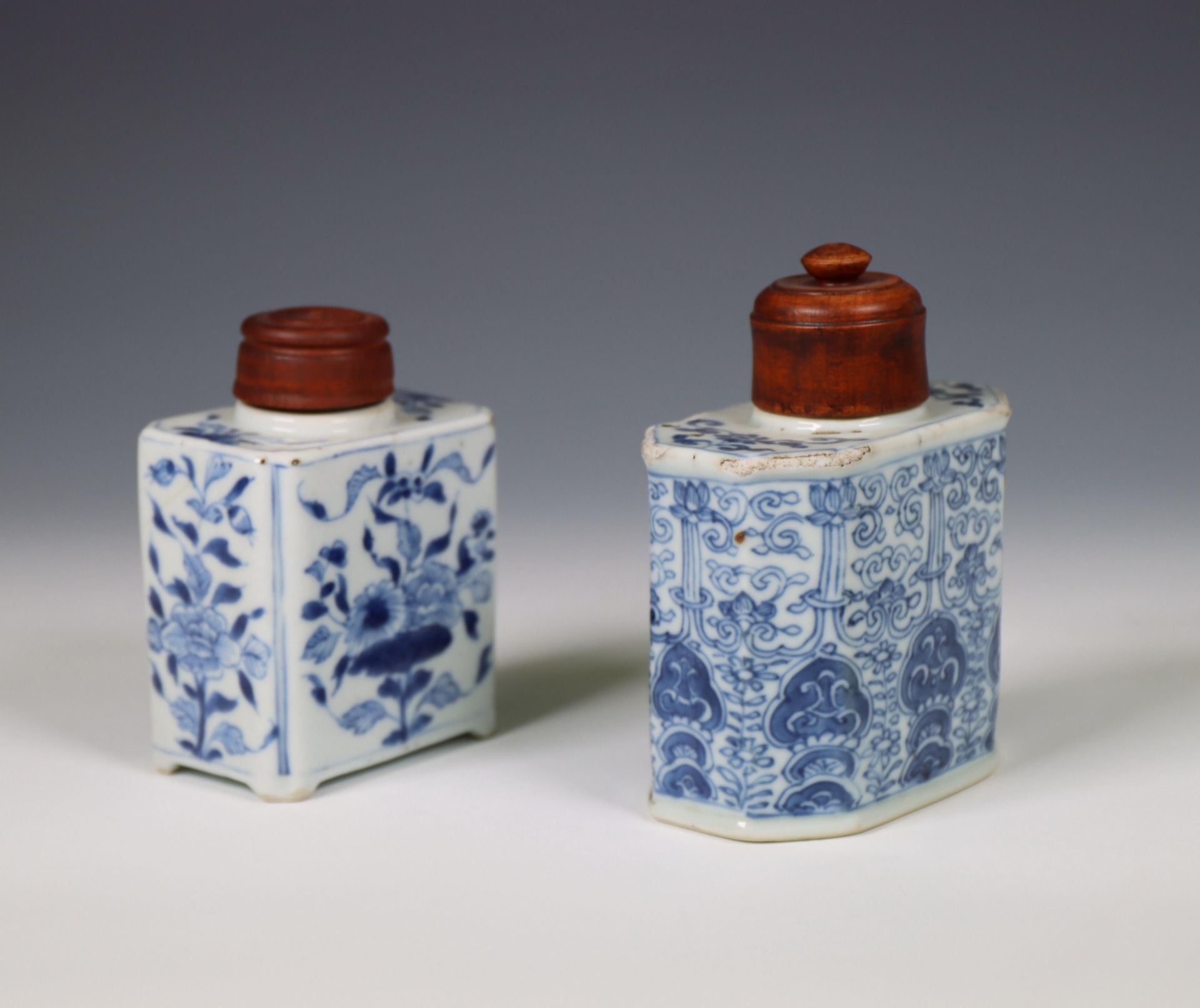 China, two blue and white porcelain tea-caddies, 18th century, - Bild 4 aus 4