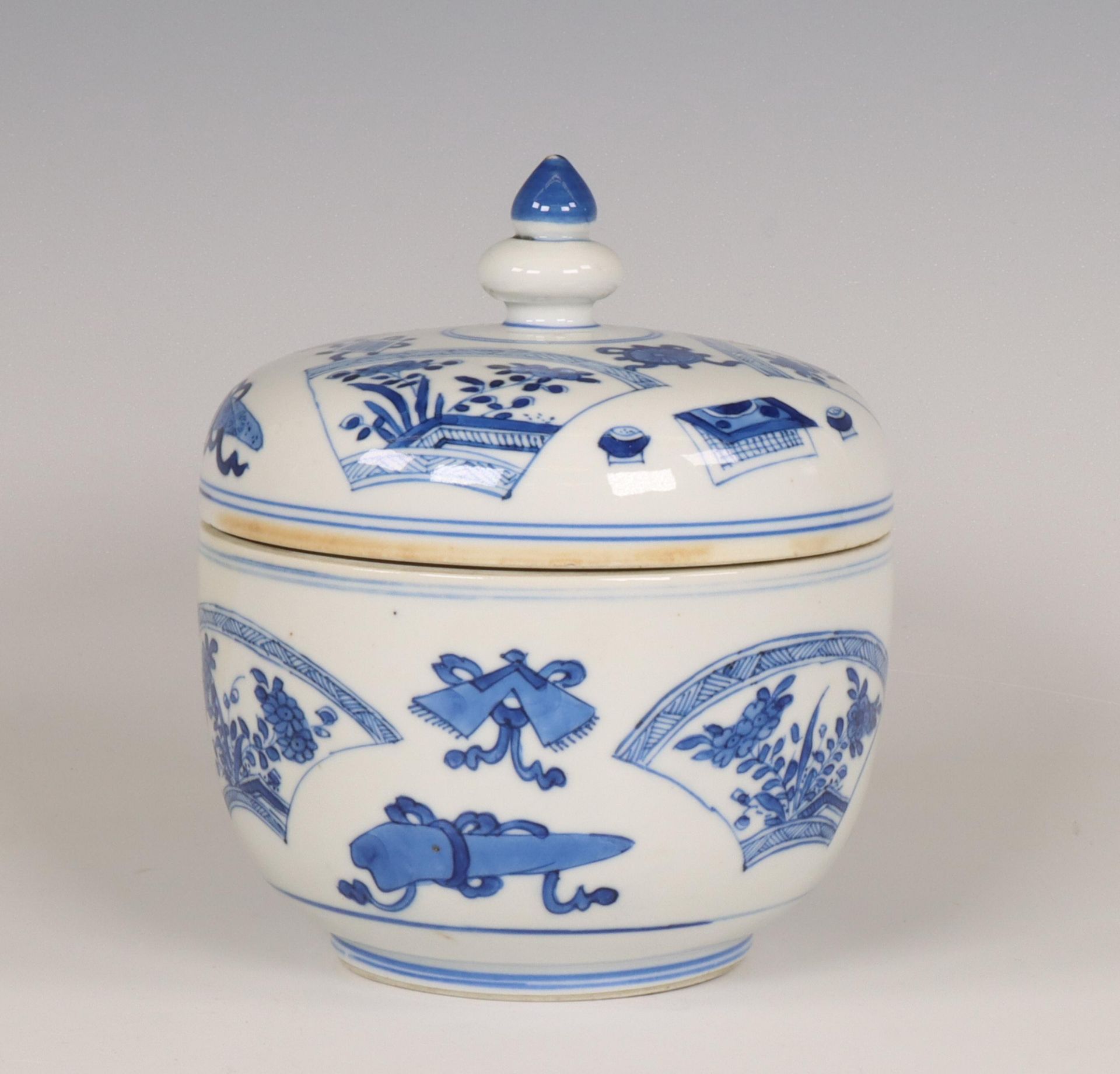 China, a blue and white porcelain box and cover, Kangxi period (1662-1722), - Bild 3 aus 7