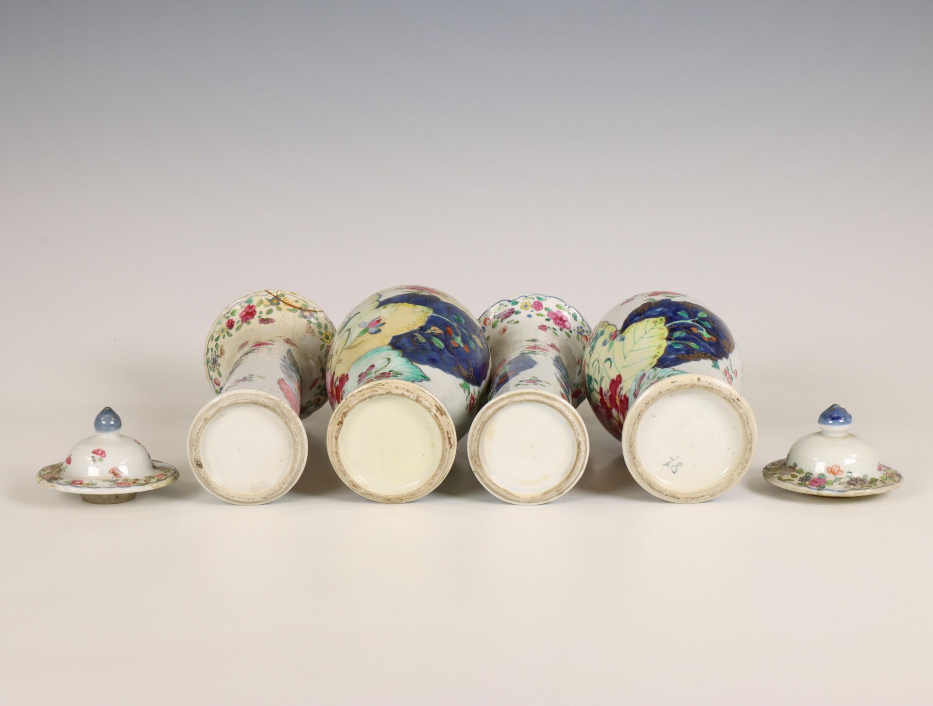 China, four-part famille rose 'tobacco leaf' porcelain garniture, 19th century, - Image 2 of 3