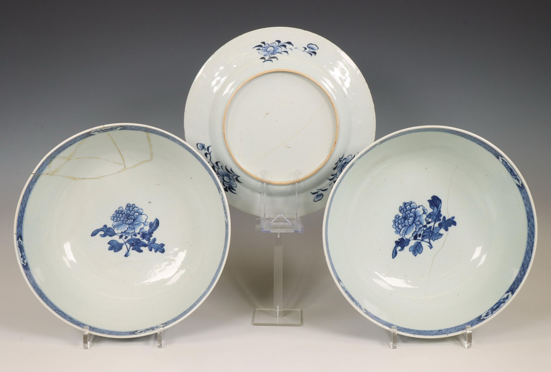 China, a pair of blue and white porcelain bowls and a dish, late 18th century, - Bild 4 aus 5