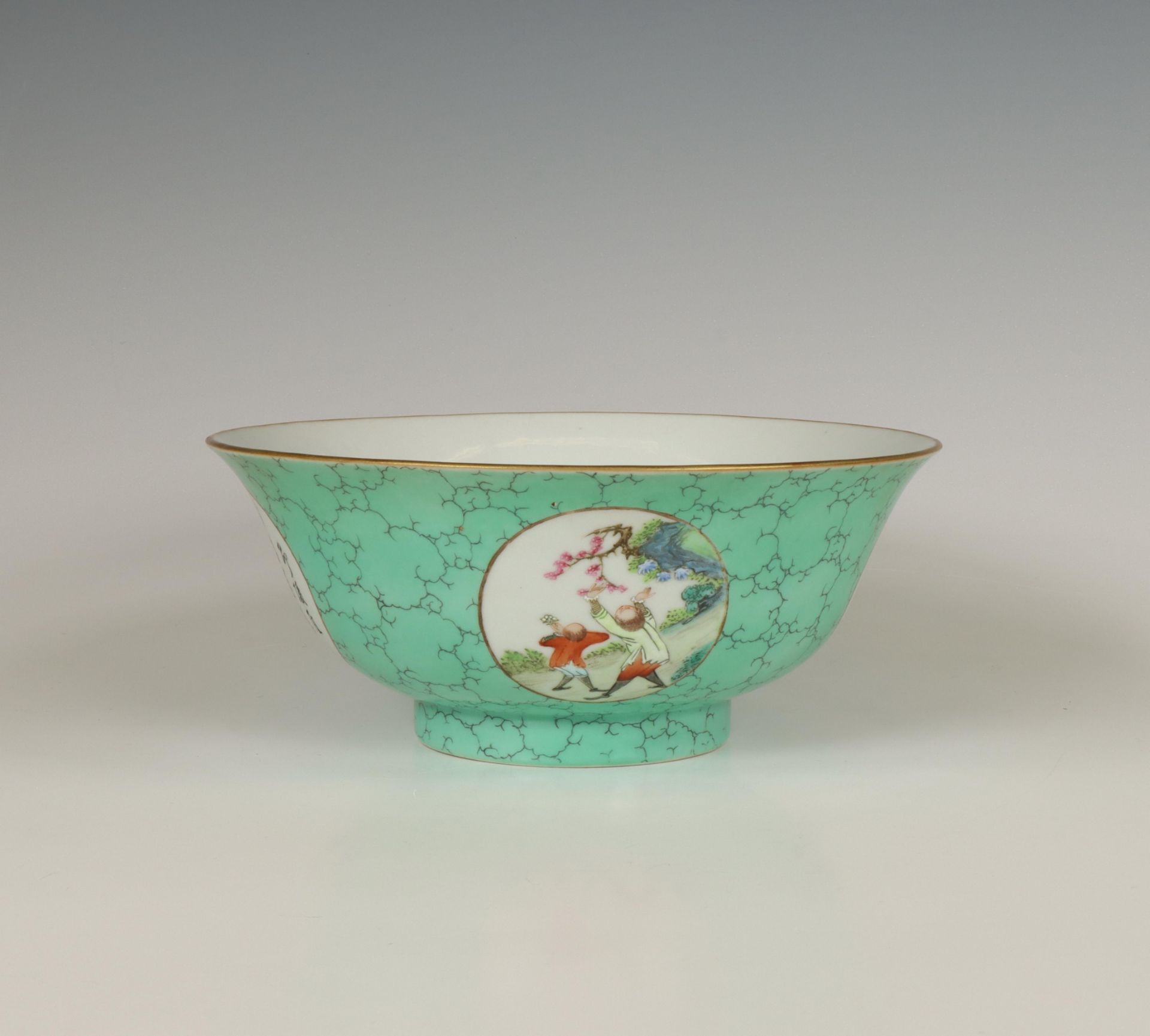 China, a faux turquoise porcelain 'medallion' bowl, late 19th/ 20th century, - Bild 2 aus 7