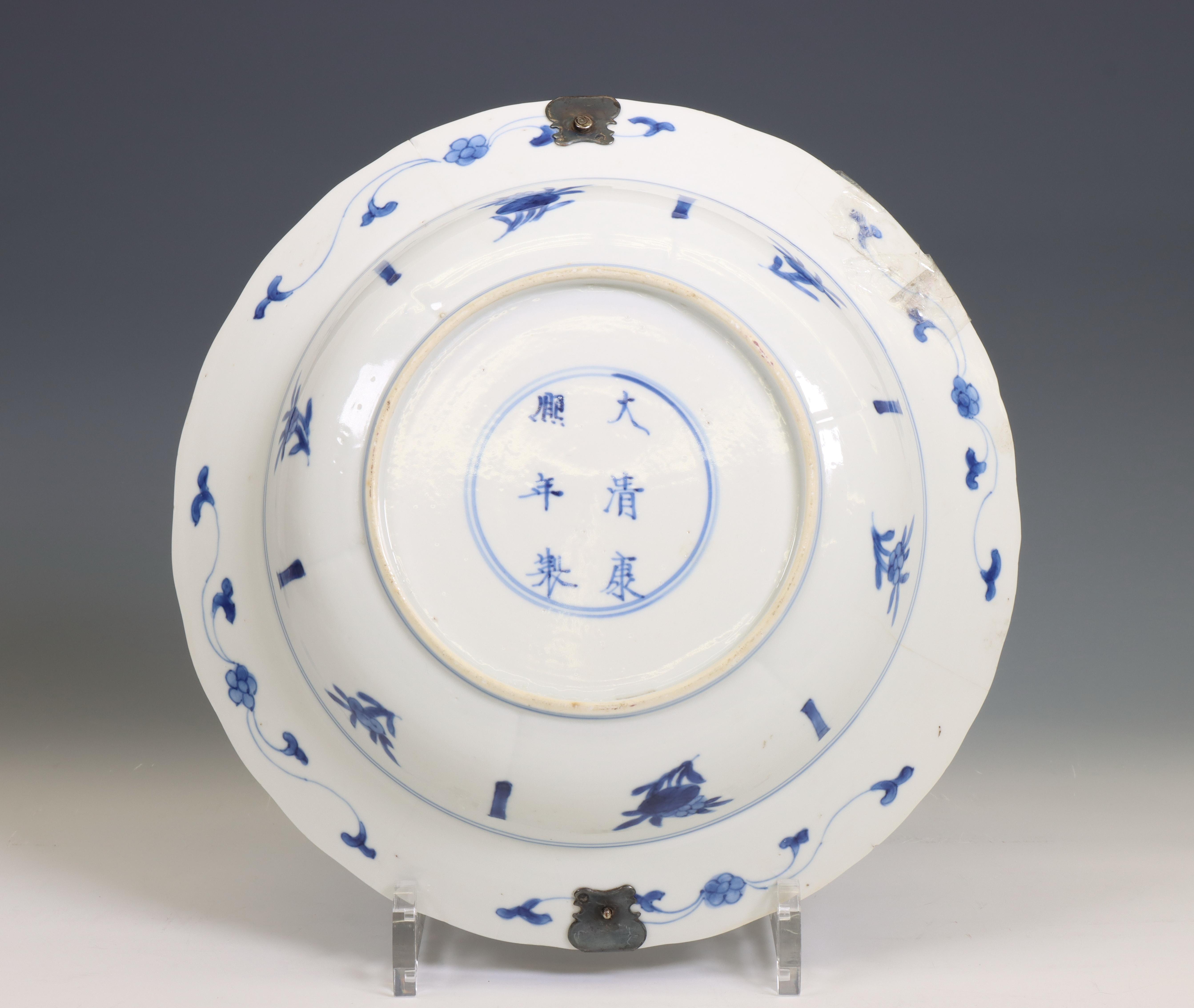 China, a silver-mounted blue and white porcelain plate, Kangxi period (1662-1722), the silver later, - Image 2 of 4