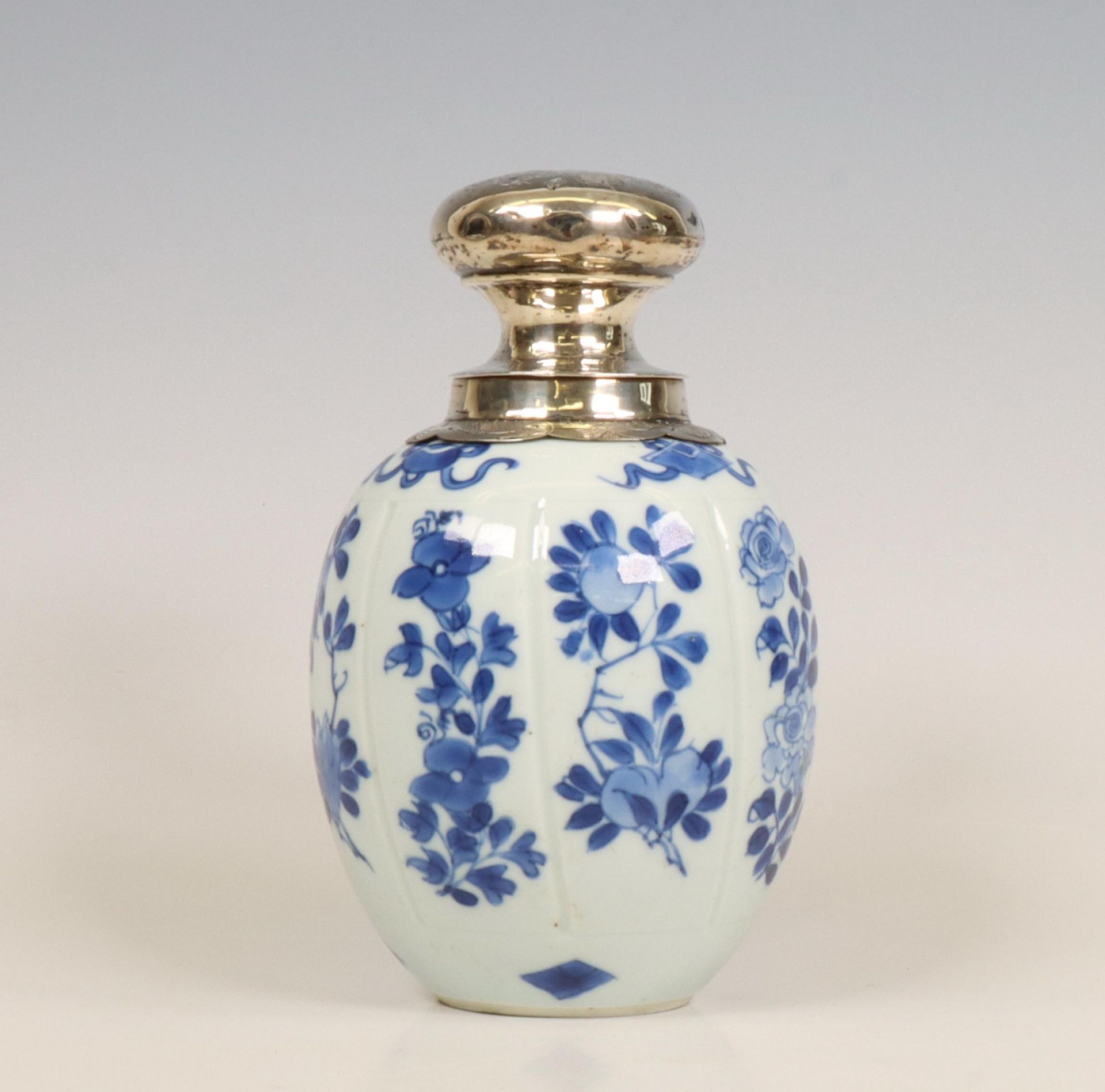 China, a silver-mounted blue and white porcelain tea-caddy, Kangxi (1662-1722), the silver later, - Bild 3 aus 6
