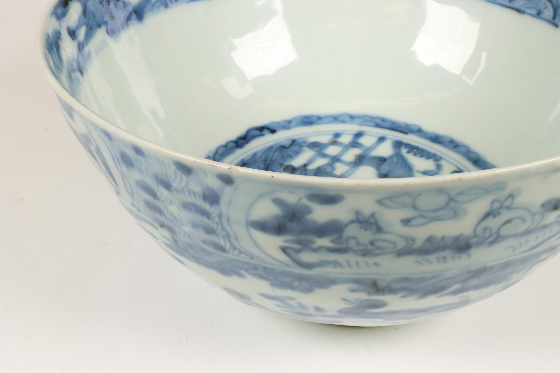 China, a blue and white porcelain bowl, late Ming dynasty (1368-1644), - Bild 8 aus 11