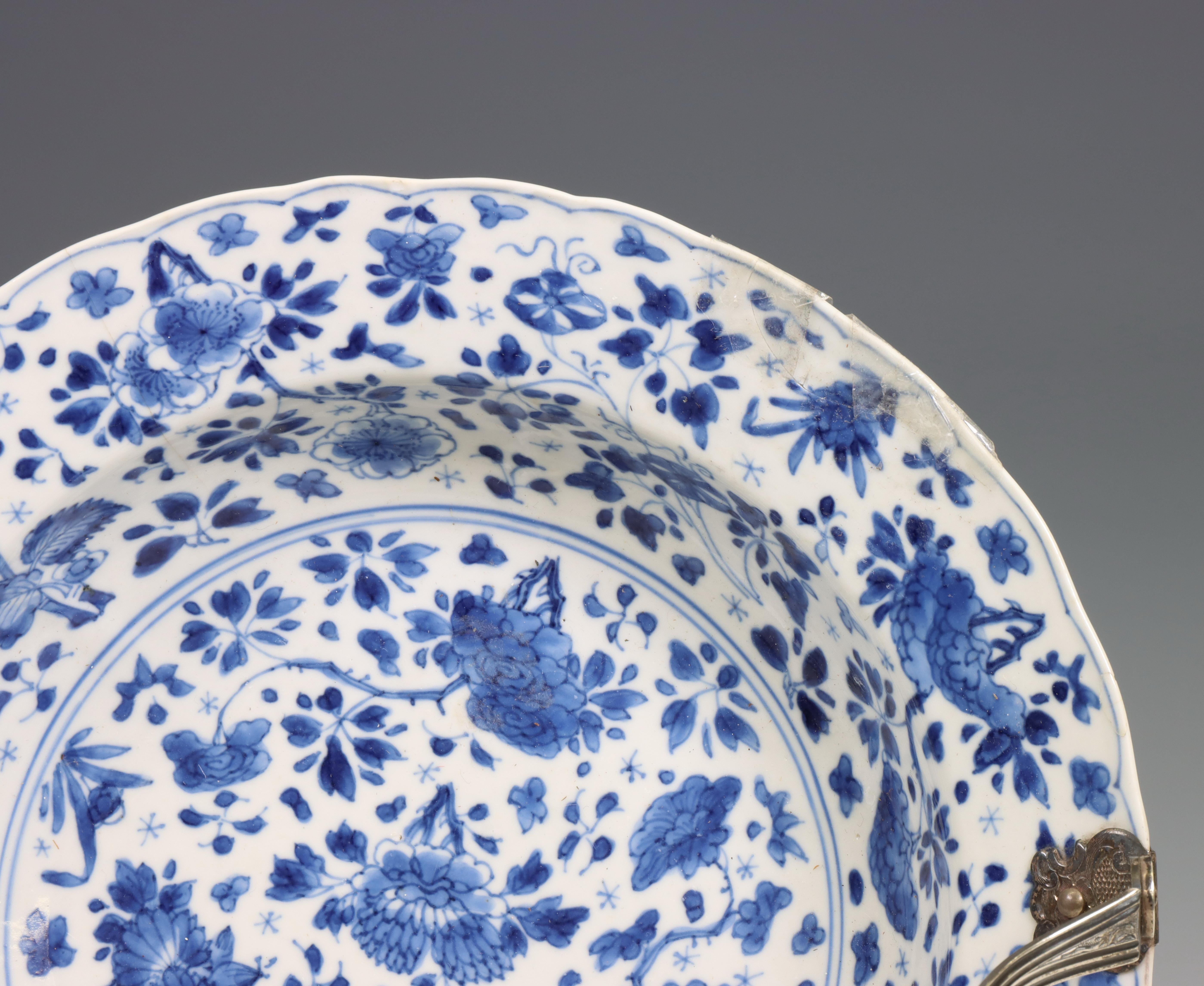 China, a silver-mounted blue and white porcelain plate, Kangxi period (1662-1722), the silver later, - Image 3 of 4