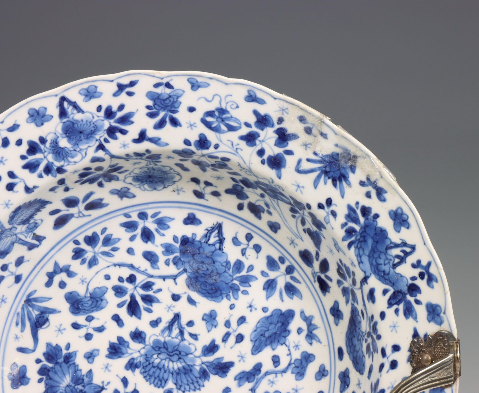 China, a silver-mounted blue and white porcelain plate, Kangxi period (1662-1722), the silver later, - Bild 3 aus 4