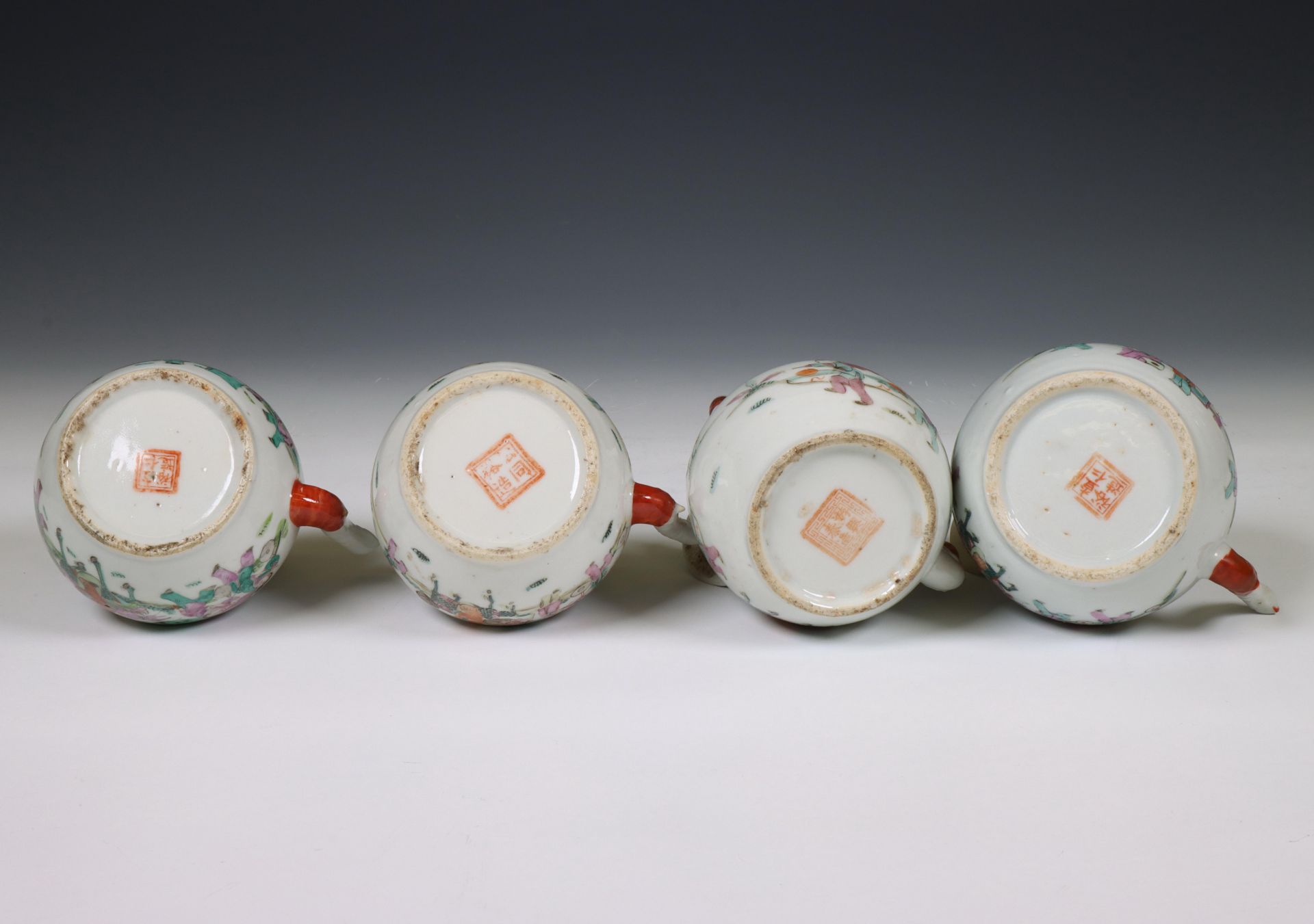 China, four famille rose porcelain teapots and covers, 19th-20th century, - Bild 2 aus 3