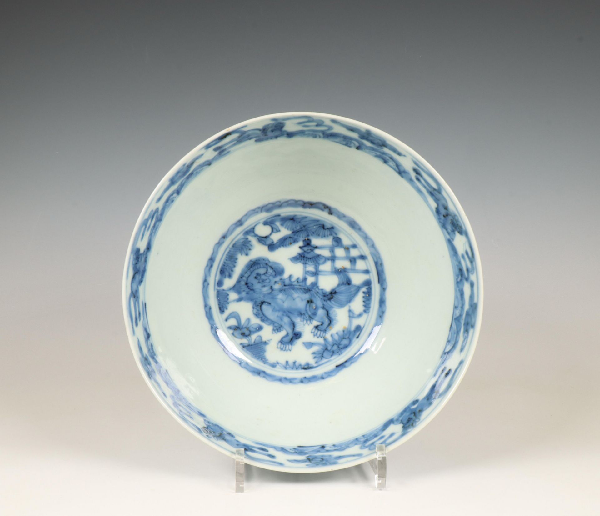 China, a blue and white porcelain bowl, late Ming dynasty (1368-1644), - Bild 4 aus 11