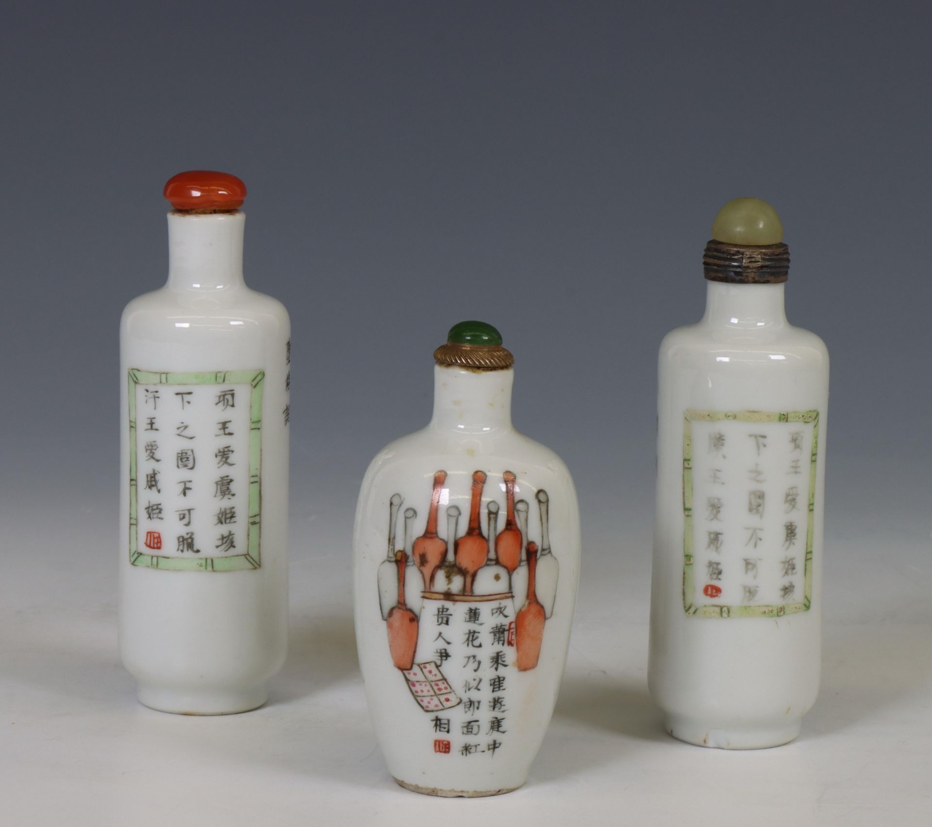 China, three famille rose porcelain 'Wu Shuang Pu' snuff bottles, late Qing dynasty (1644-1912), - Bild 2 aus 2