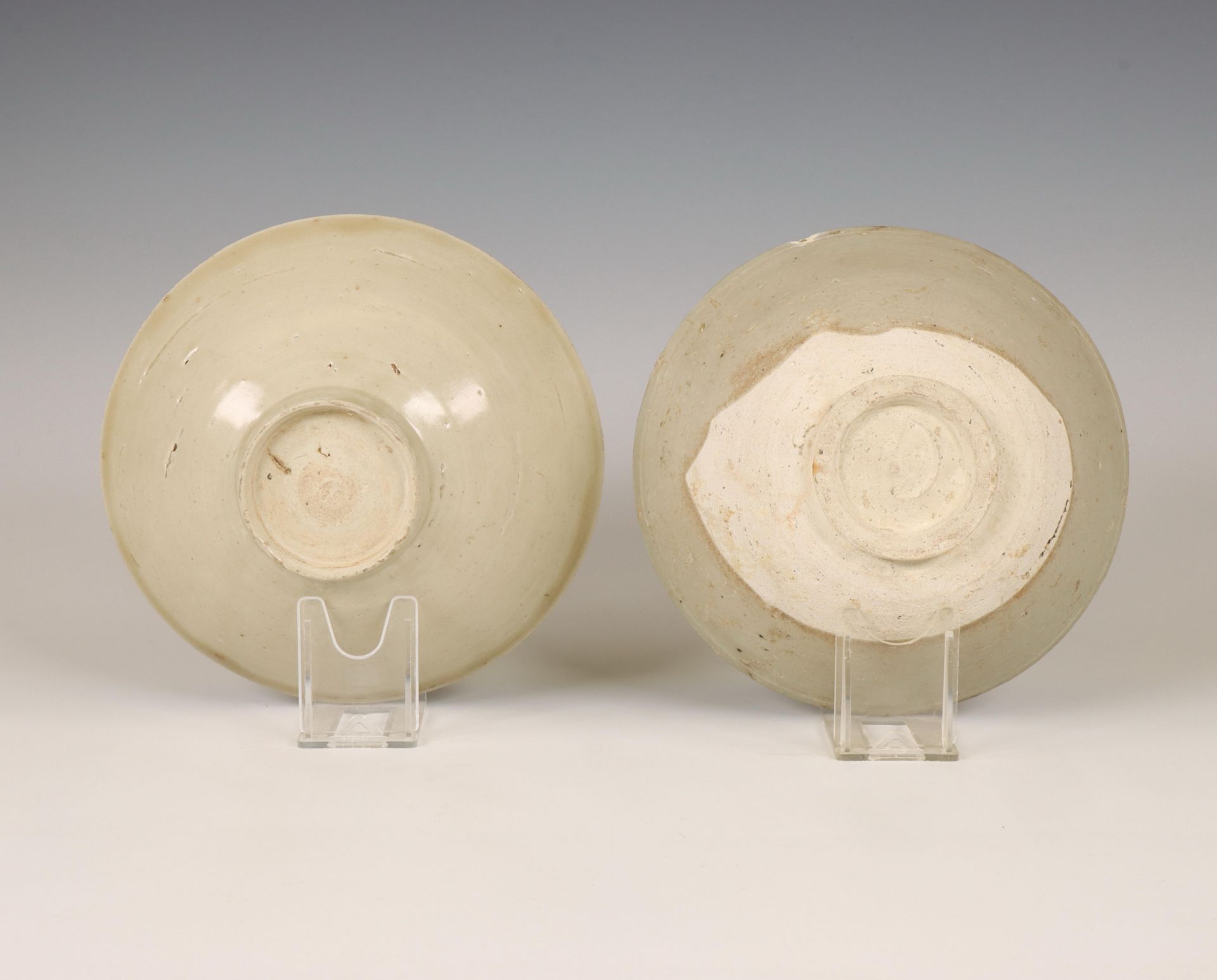 China, two celadon-glazed bowls, Song dynasty (960-1279) or later, - Bild 2 aus 3