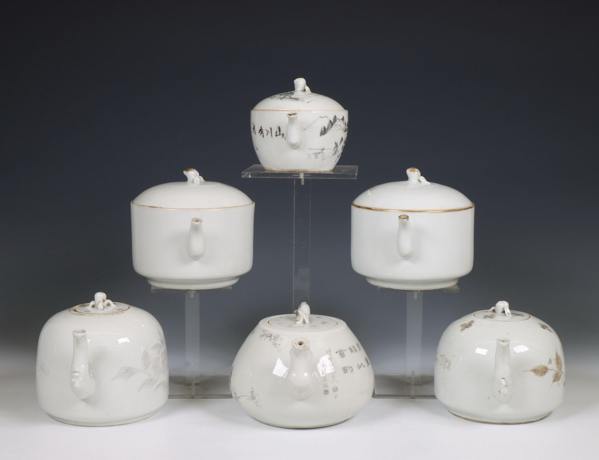 China, six various white-glazed and grisaille-decorated teapots and covers, 20th century, - Bild 3 aus 5