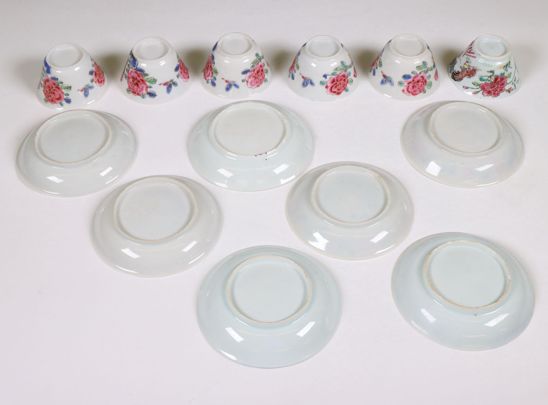 China, an associated set of six famille rose porcelain 'cockerel' cups and seven saucers, 18th/ 19th - Bild 2 aus 4
