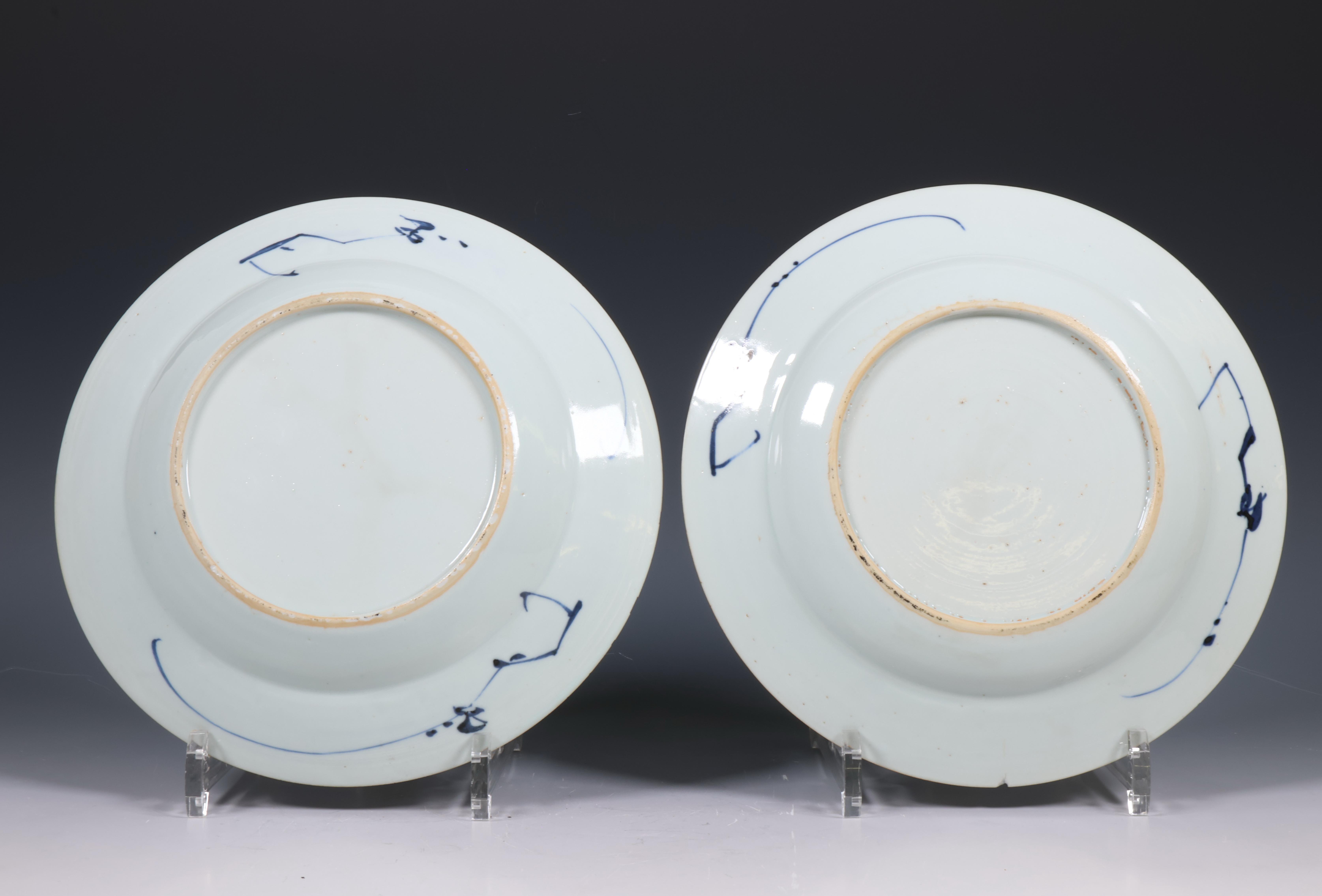 China, pair of blue and white porcelain plates, Qianlong period (1736-1795), - Image 3 of 3