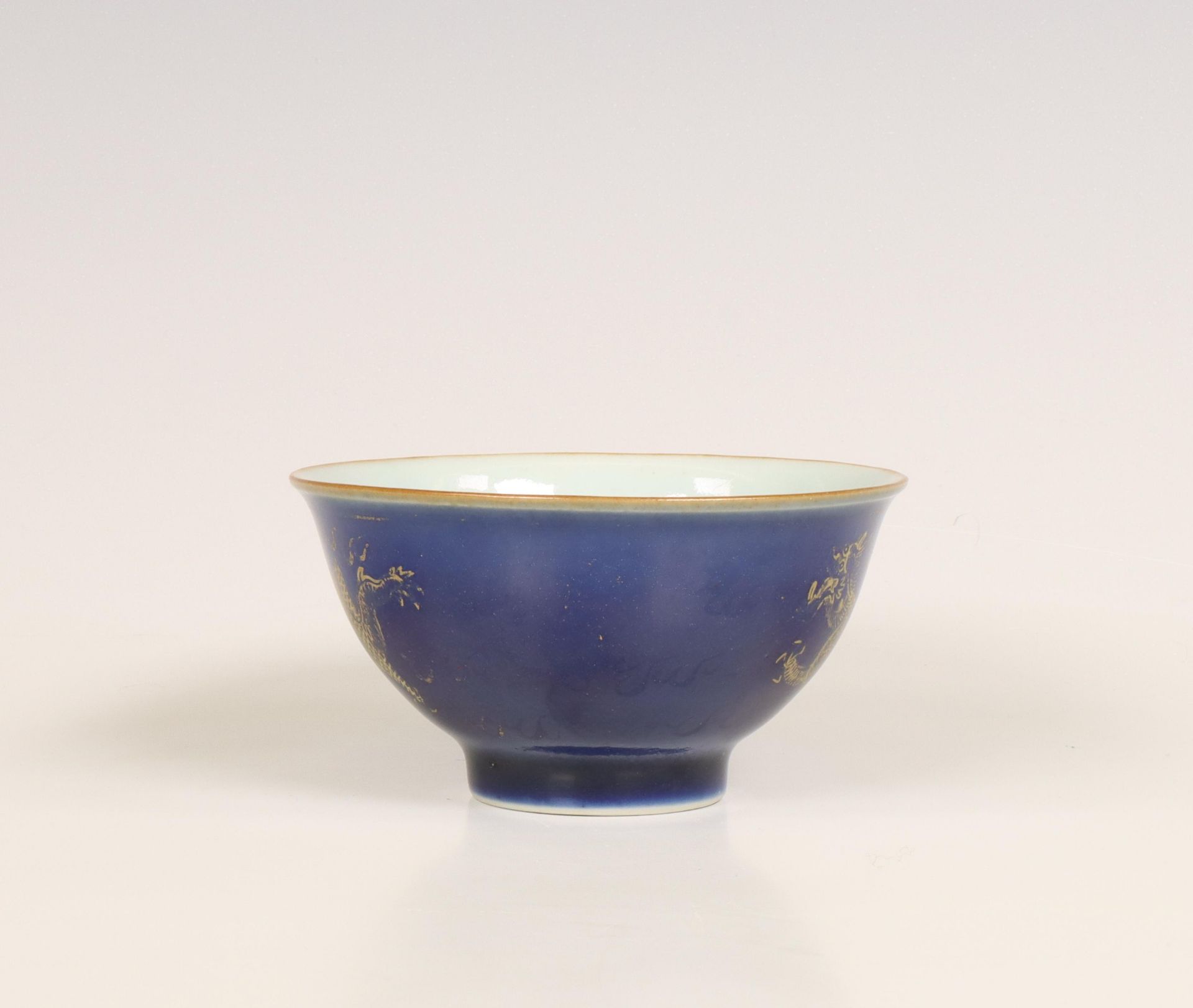 China, powder-blue-ground gilt-decorated bowl, late Qing dynasty (1644-1912), - Bild 3 aus 6