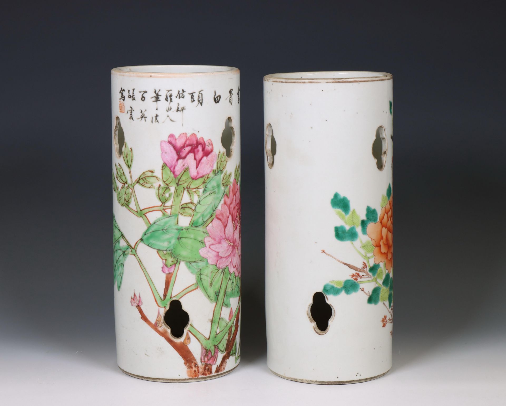 China, two famille rose porcelain cylindrical vases, 20th century, - Bild 4 aus 4