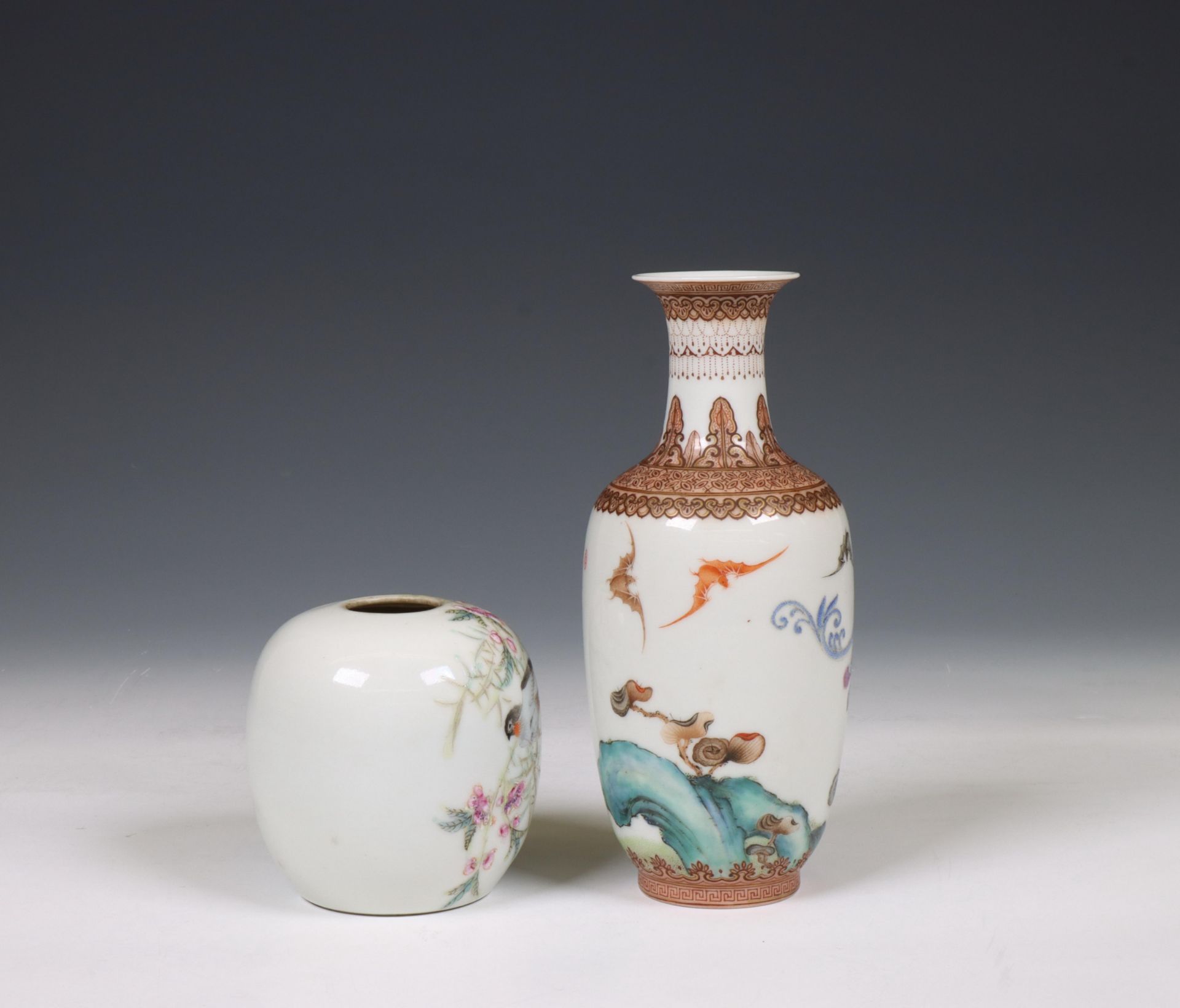 China, two famille rose porcelain vases, 20th century, - Bild 2 aus 5