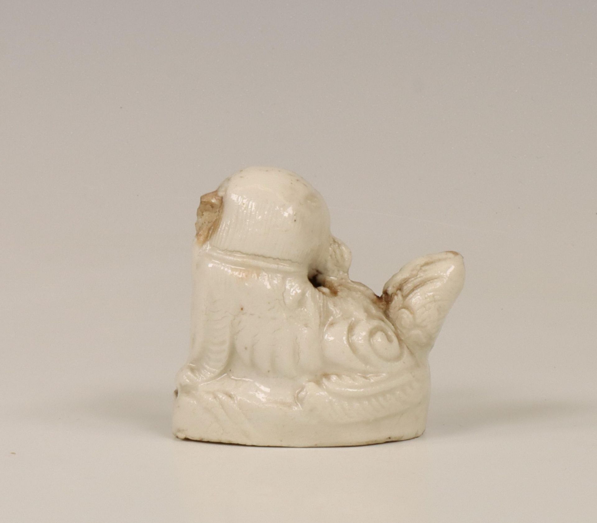 China, Dehua porcelain 'Buddhist lion' water dropper, late Qing dynasty (1644-1912), - Bild 2 aus 5