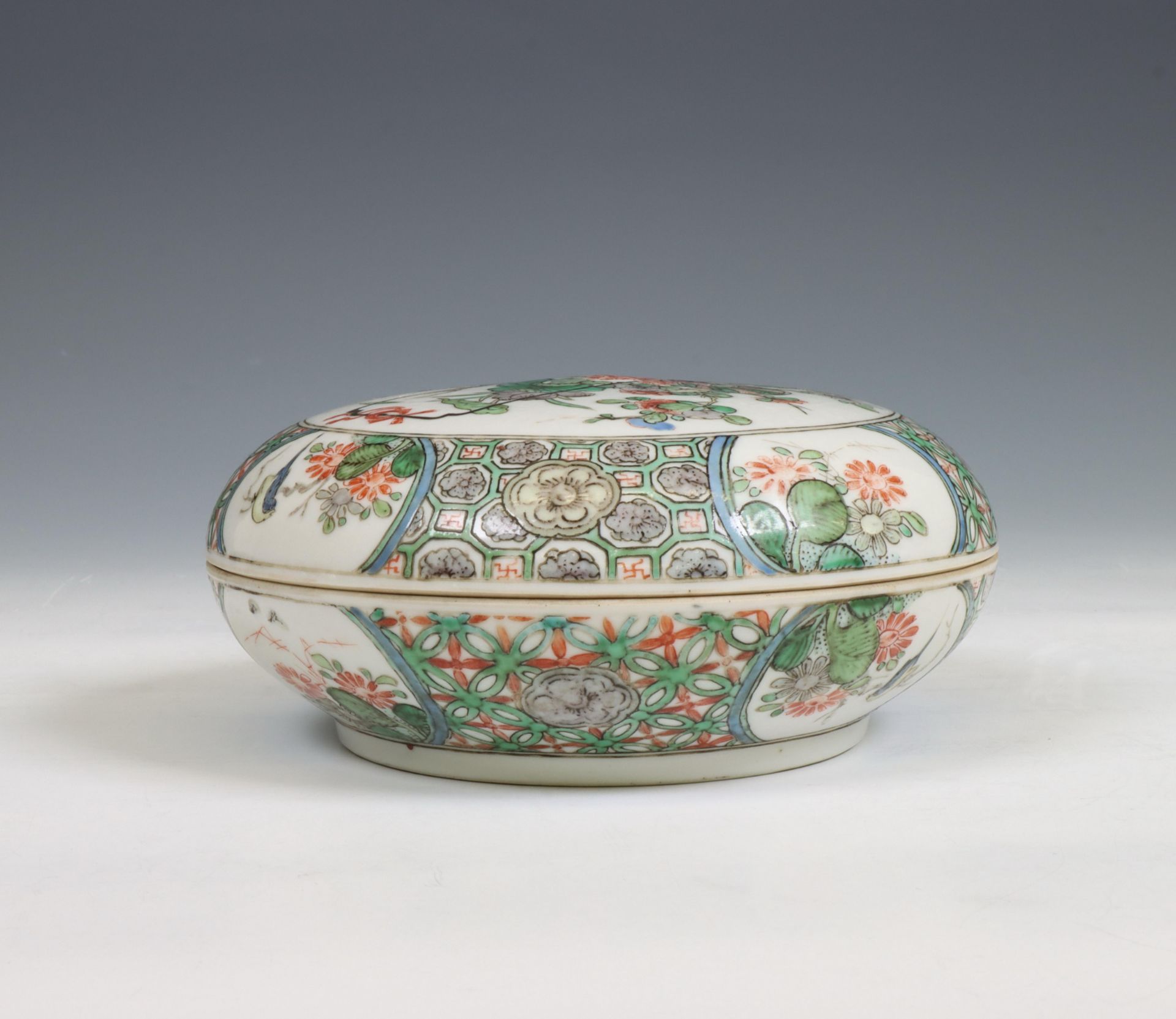 China, a famille verte porcelain circular box and cover, Kangxi period (1662-1722), - Bild 9 aus 10