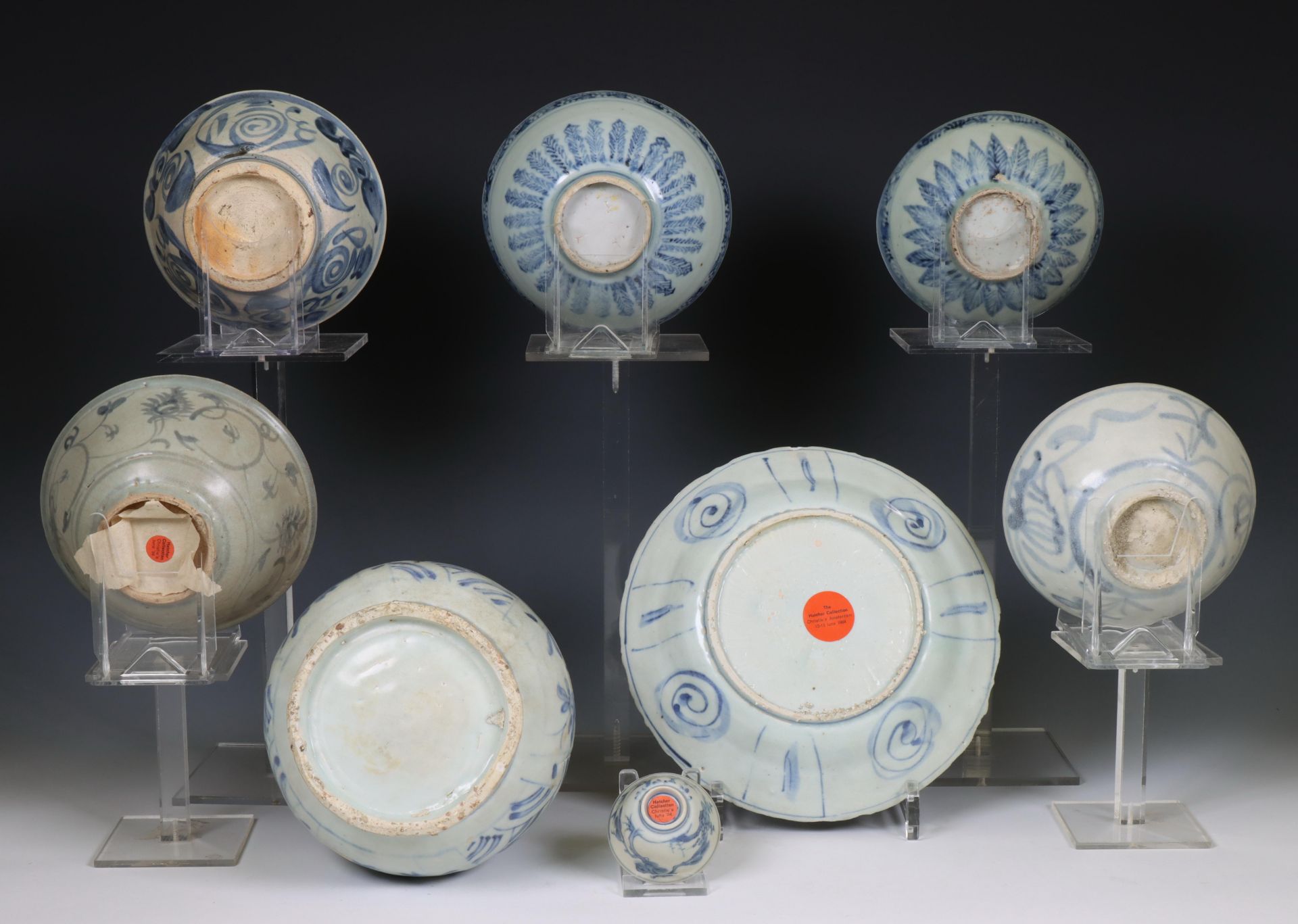 China, a collection of blue and white 'Hatcher Cargo' porcelain, mid 17th century, - Bild 2 aus 3