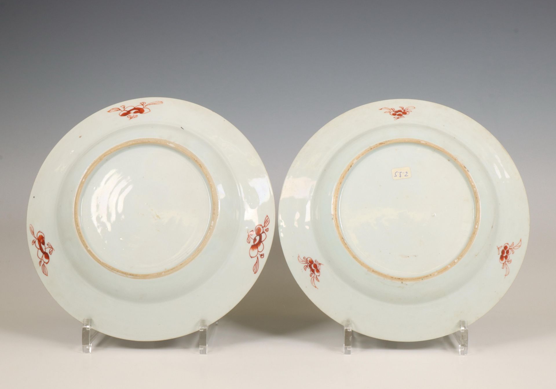 China, a pair of famille rose 'Mandarin ducks and Daoist Immortals' plates, ca. 1740, - Bild 3 aus 3