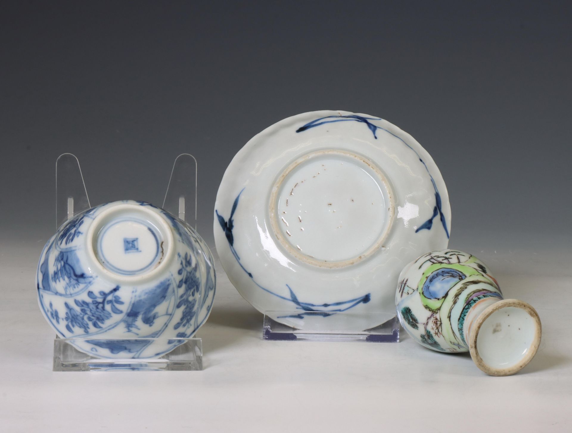 China, a blue and white tea bowl, a saucer and a famille verte miniature vase, 18th-19th century, - Bild 3 aus 3