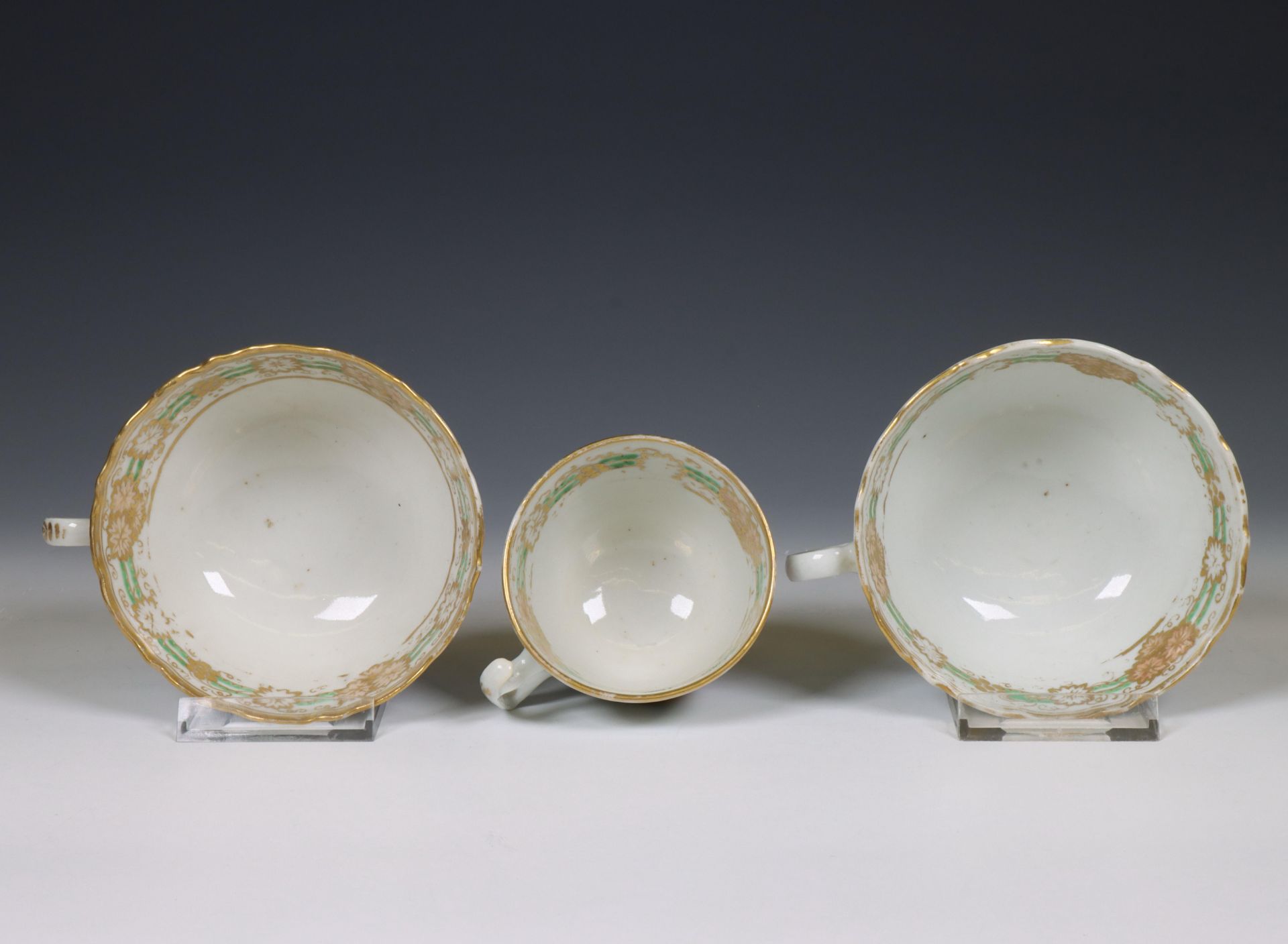 China, a small collection of Mandarin famille rose porcelain, 19th century, - Bild 2 aus 7