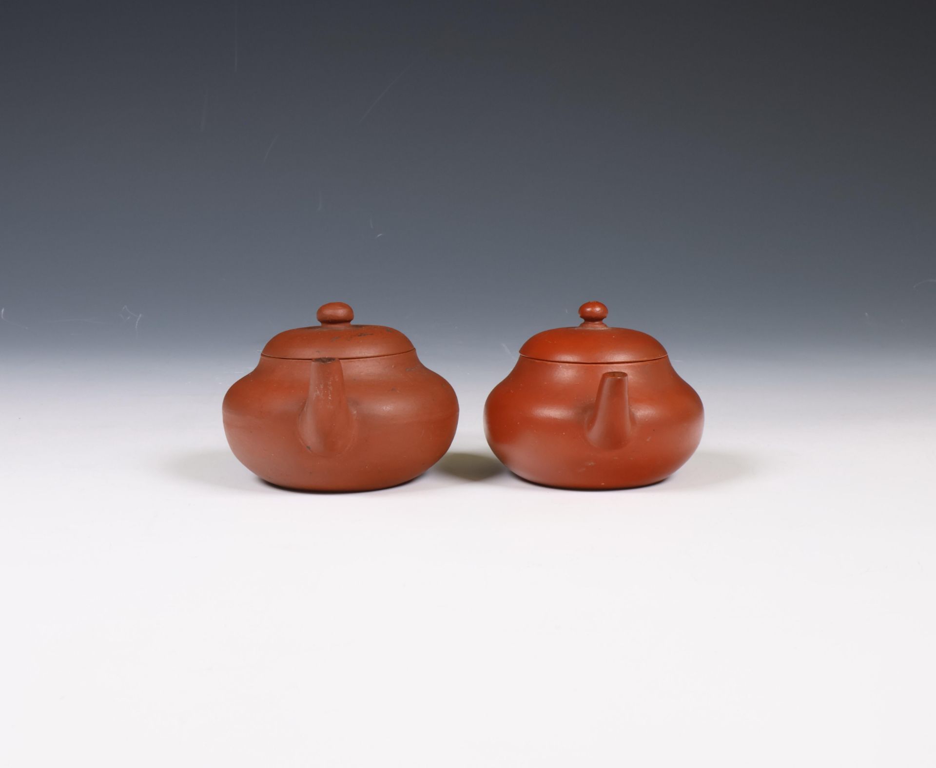 China, two Yixing earthenware teapots and covers, - Bild 5 aus 9