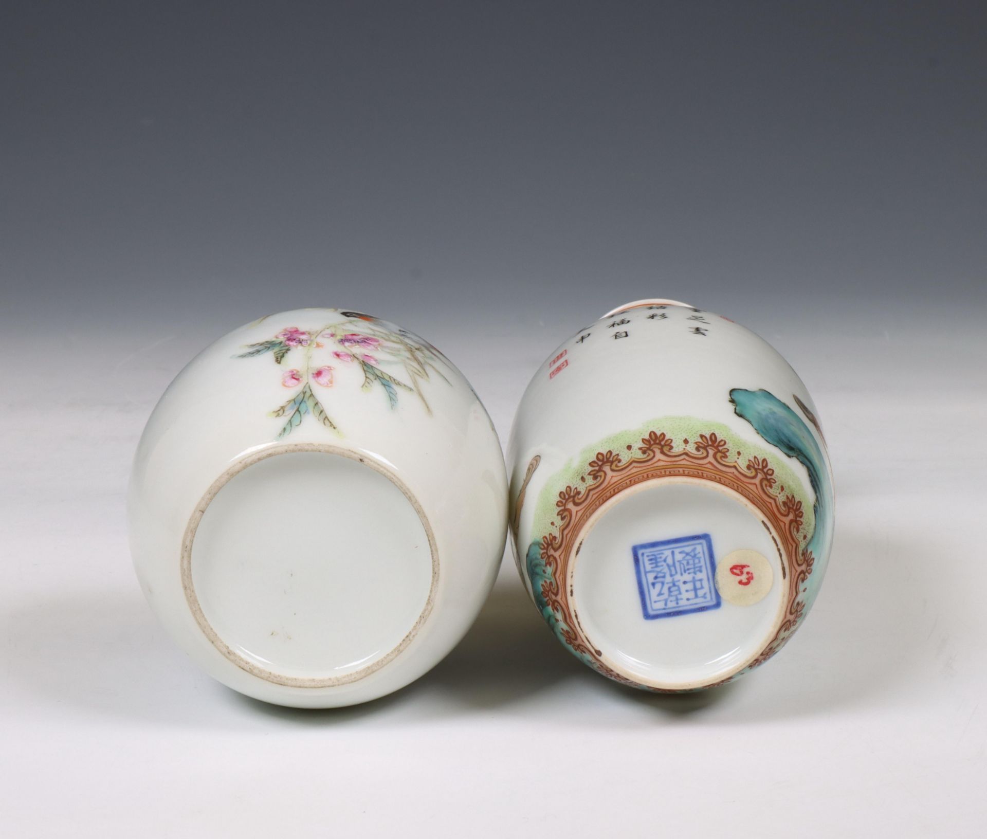 China, two famille rose porcelain vases, 20th century, - Bild 4 aus 5