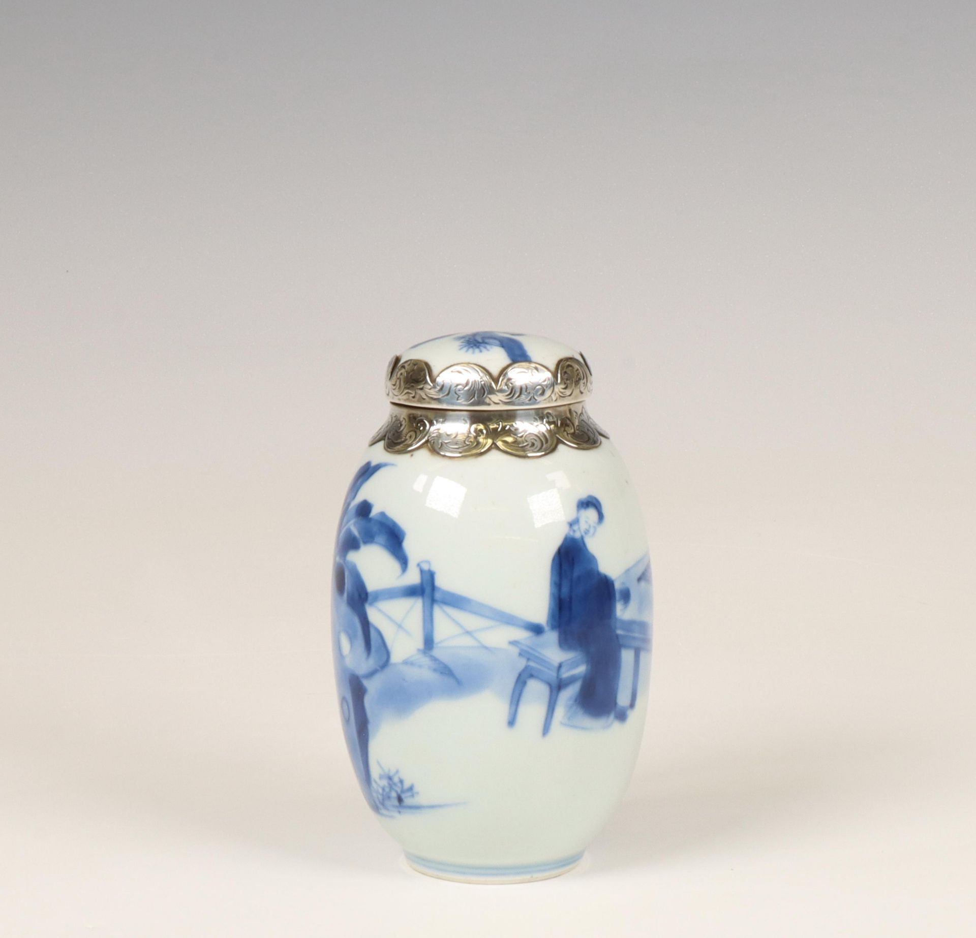 China, a silver-mounted blue and white porcelain oviform tea-caddy and cover, Kangxi period (1662-17 - Bild 3 aus 6