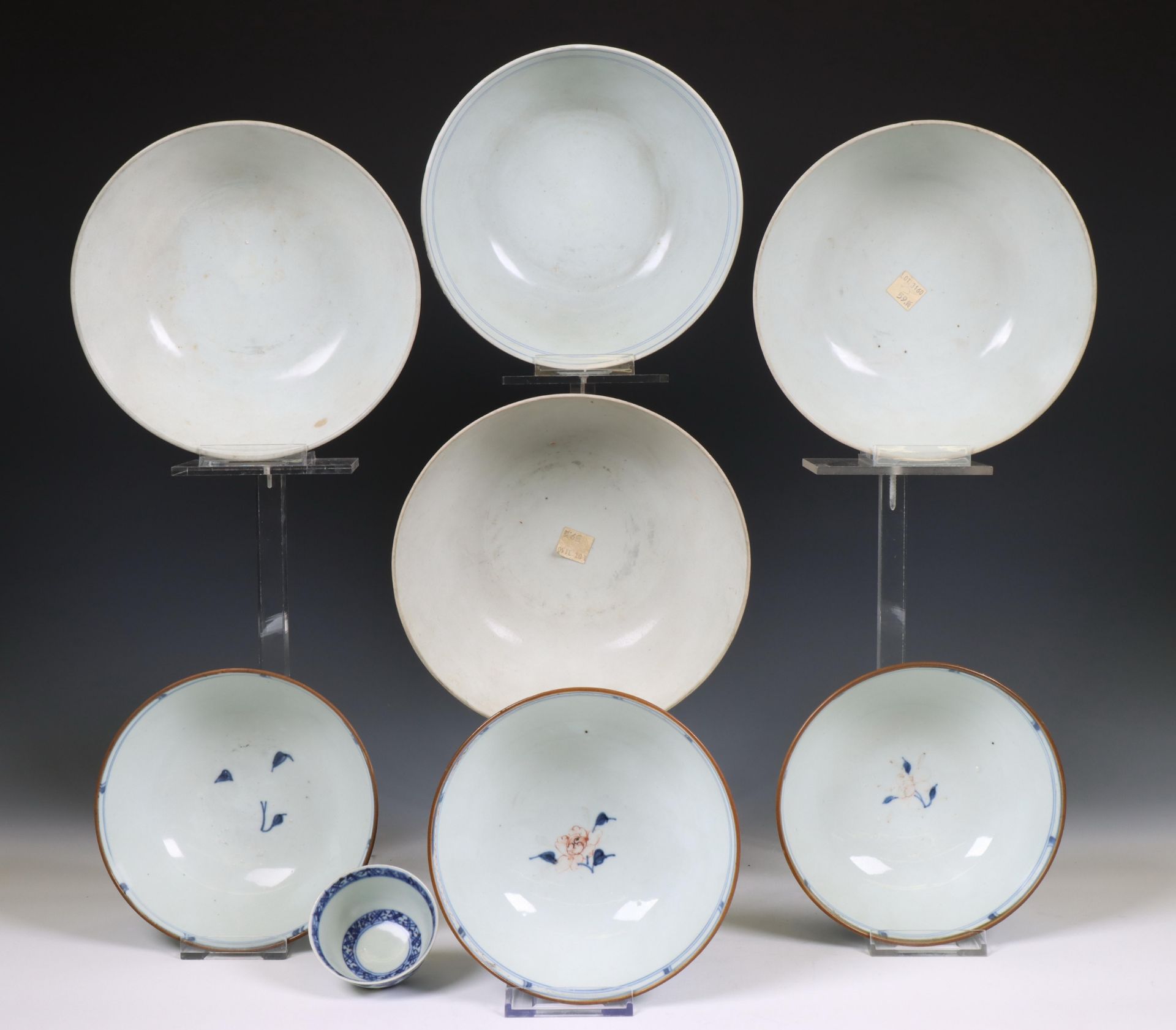 China, a collection of blue and white and white-glazed 'Nanking Cargo' porcelain, Qianlong period, c - Bild 3 aus 3