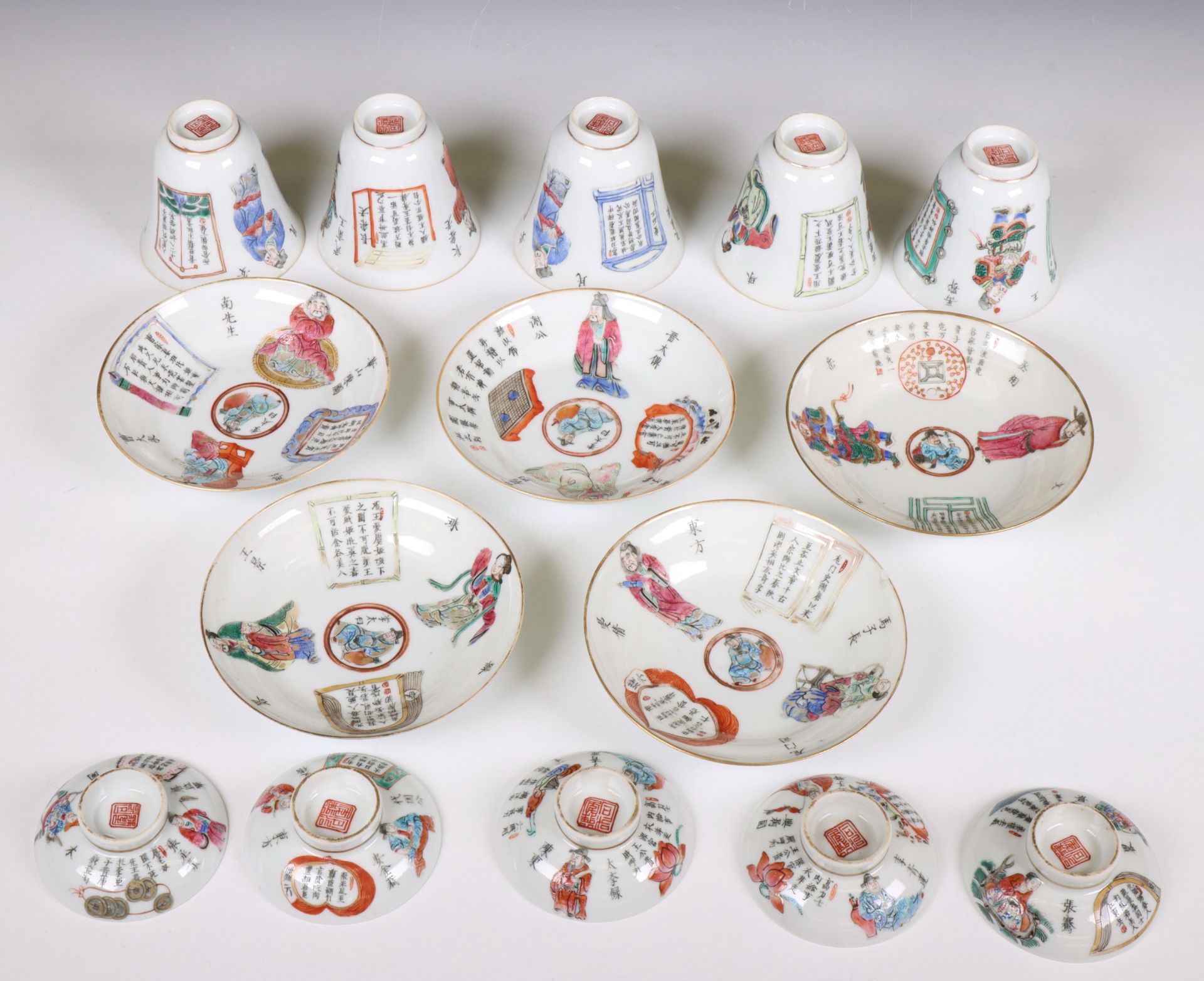 China, five famille rose porcelain 'Wu Shuang Pu' cups, covers and saucers, 19th century, - Bild 5 aus 8