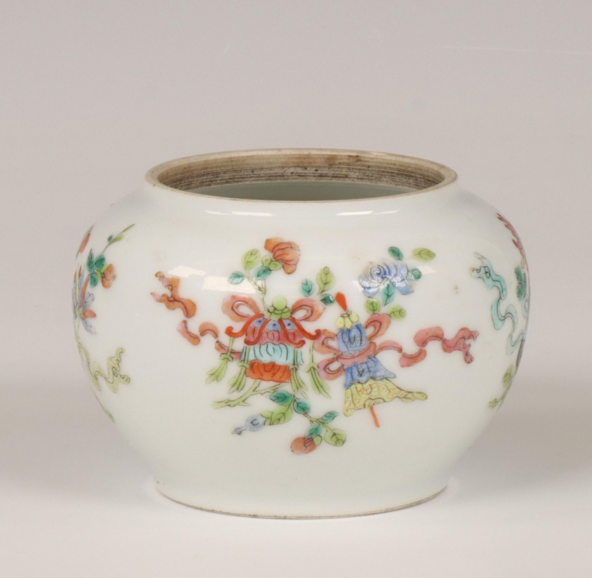 China, a famille rose porcelain 'Eight Buddhist Emblems' water pot, 19th/ 20th century, - Bild 2 aus 7