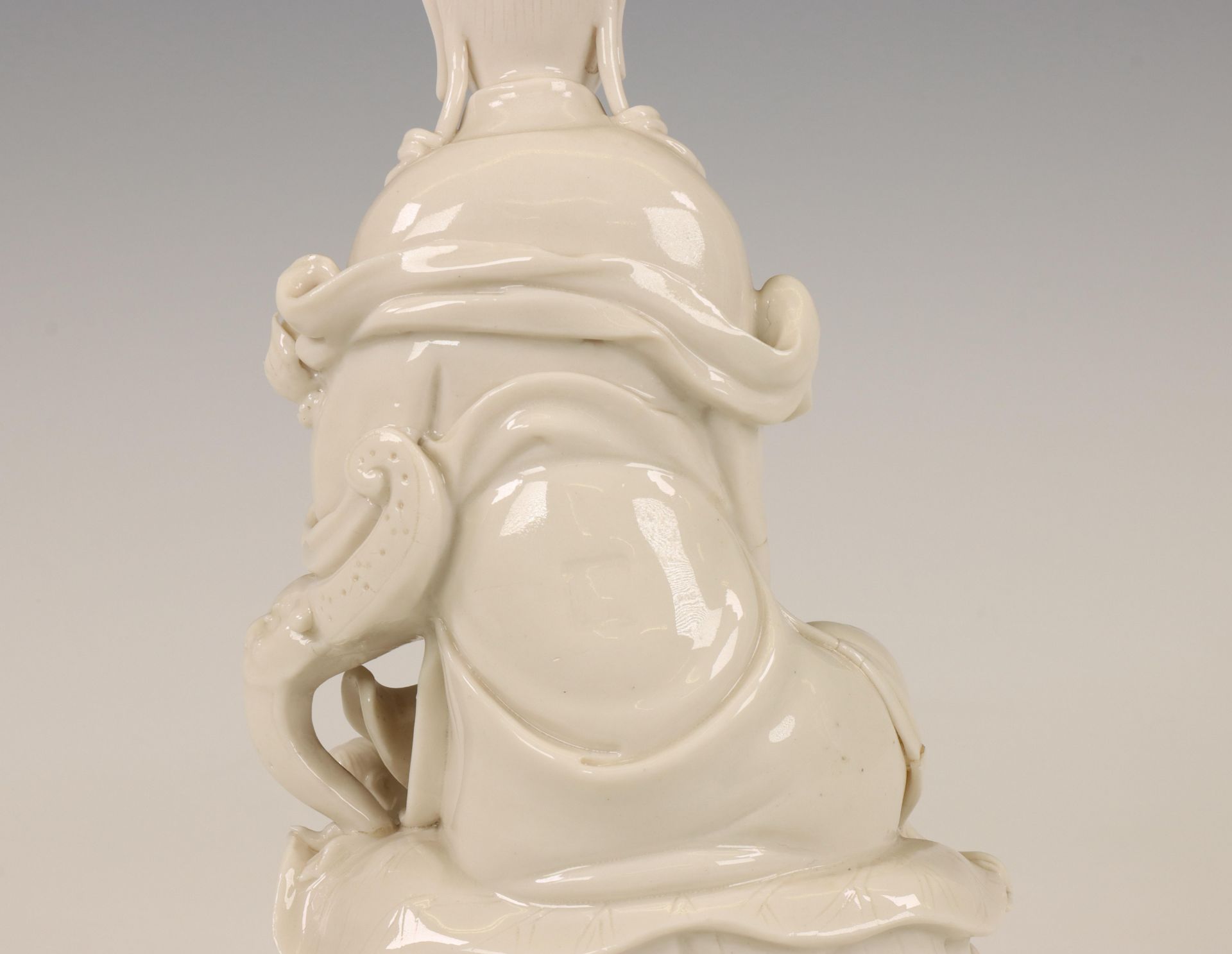 China, a Dehua porcelain model of Guanyin, 20th century, - Bild 5 aus 6