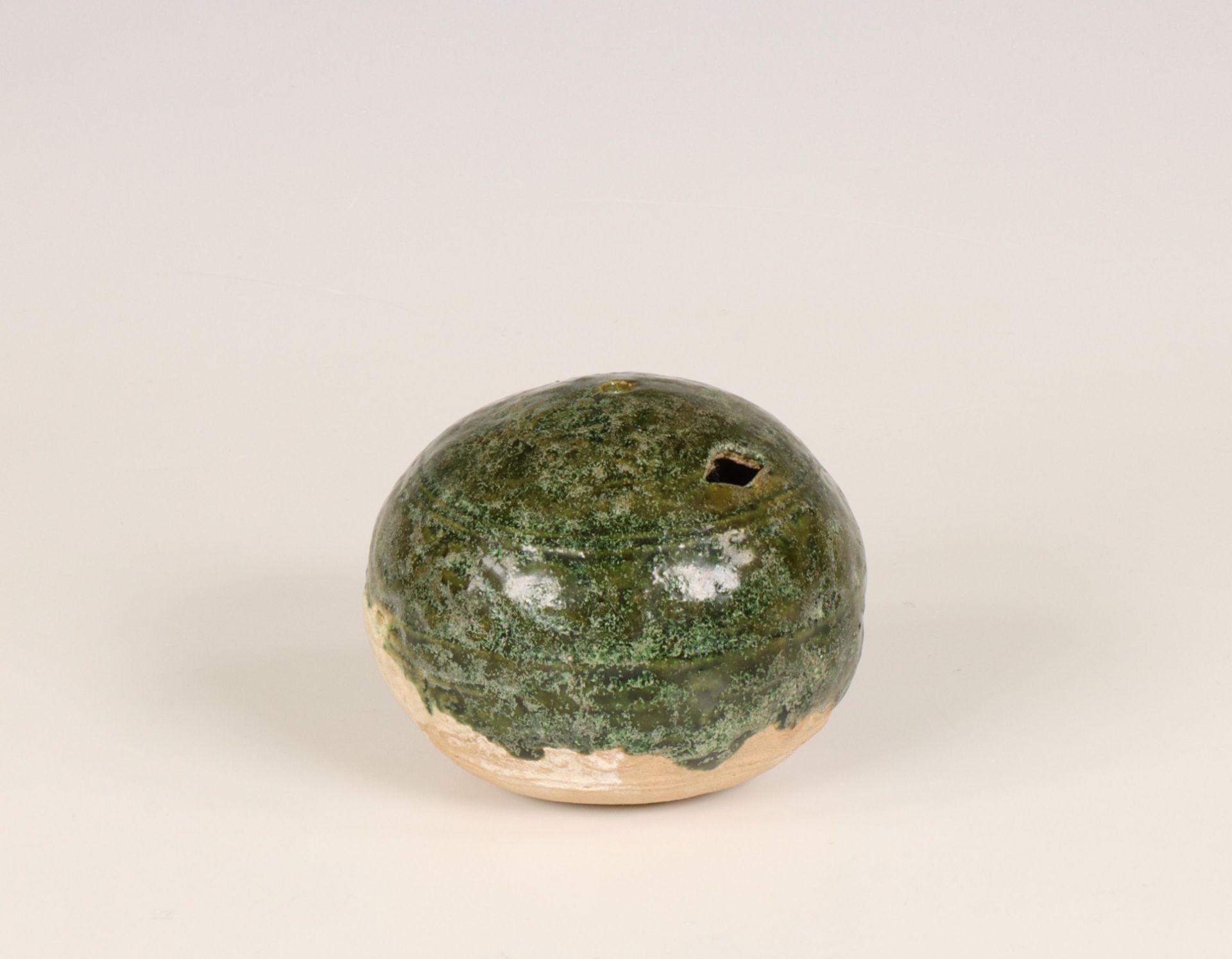 China, a green-glazed earthenware whistle, probably Eastern Han dynasty (25-220 BC), - Bild 3 aus 6