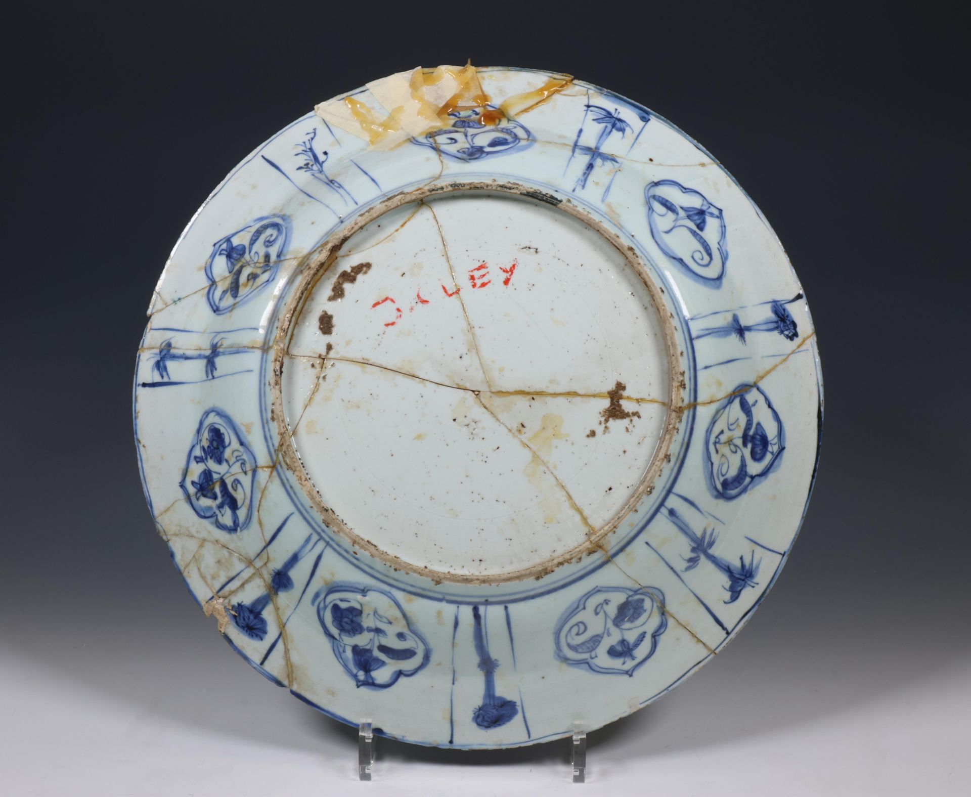 China, Transitional blue and white porcelain dish, mid 17th century, - Image 2 of 2