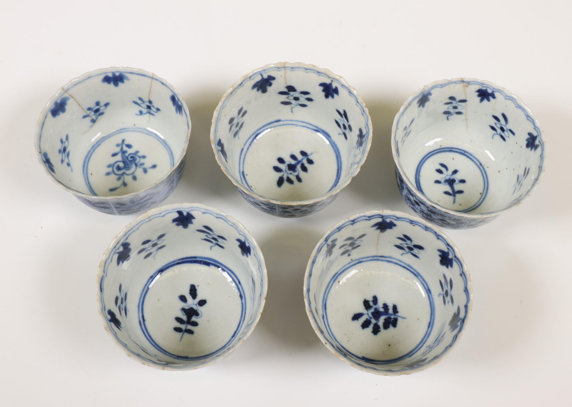 China, set of five blue and white porcelain cups and saucers, 18th/ 19th century, - Image 5 of 5