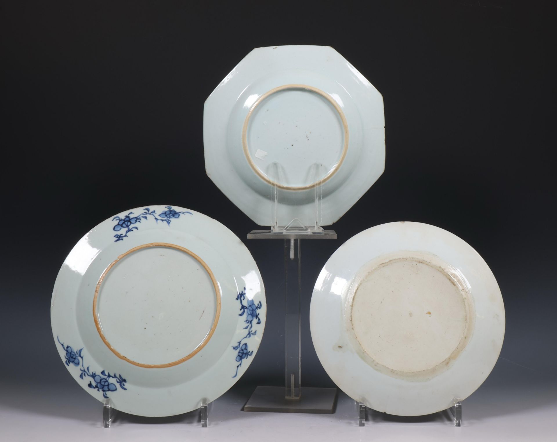 China, three various blue and white porcelain plates, Qianlong period (1736-1795) - Bild 2 aus 2