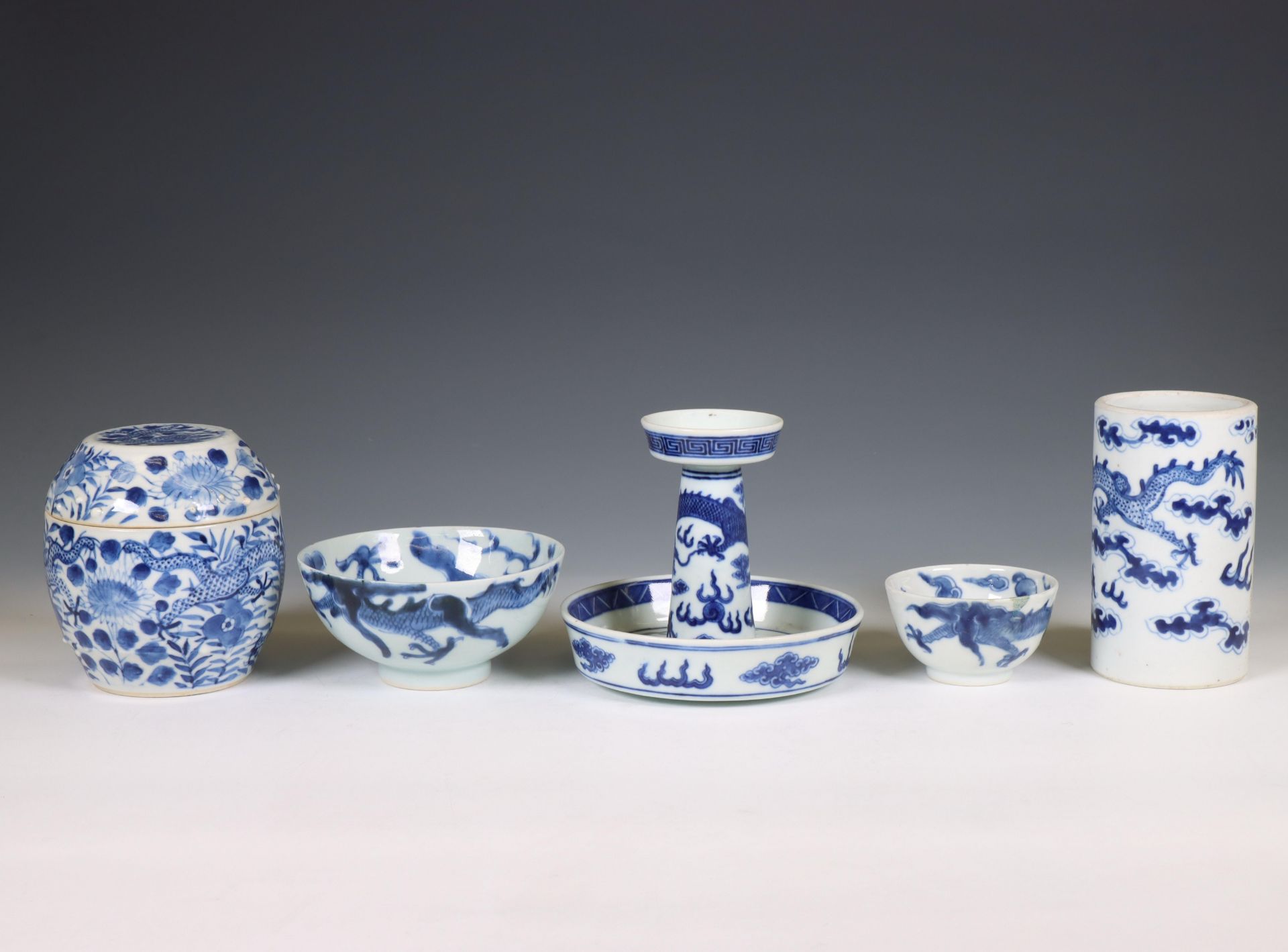 China, a collection of blue and white 'dragon' porcelain, 19th-20th century, - Bild 3 aus 3