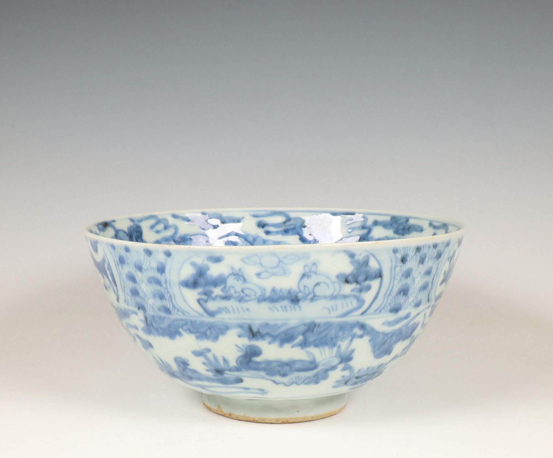 China, a blue and white porcelain bowl, late Ming dynasty (1368-1644), - Bild 5 aus 11